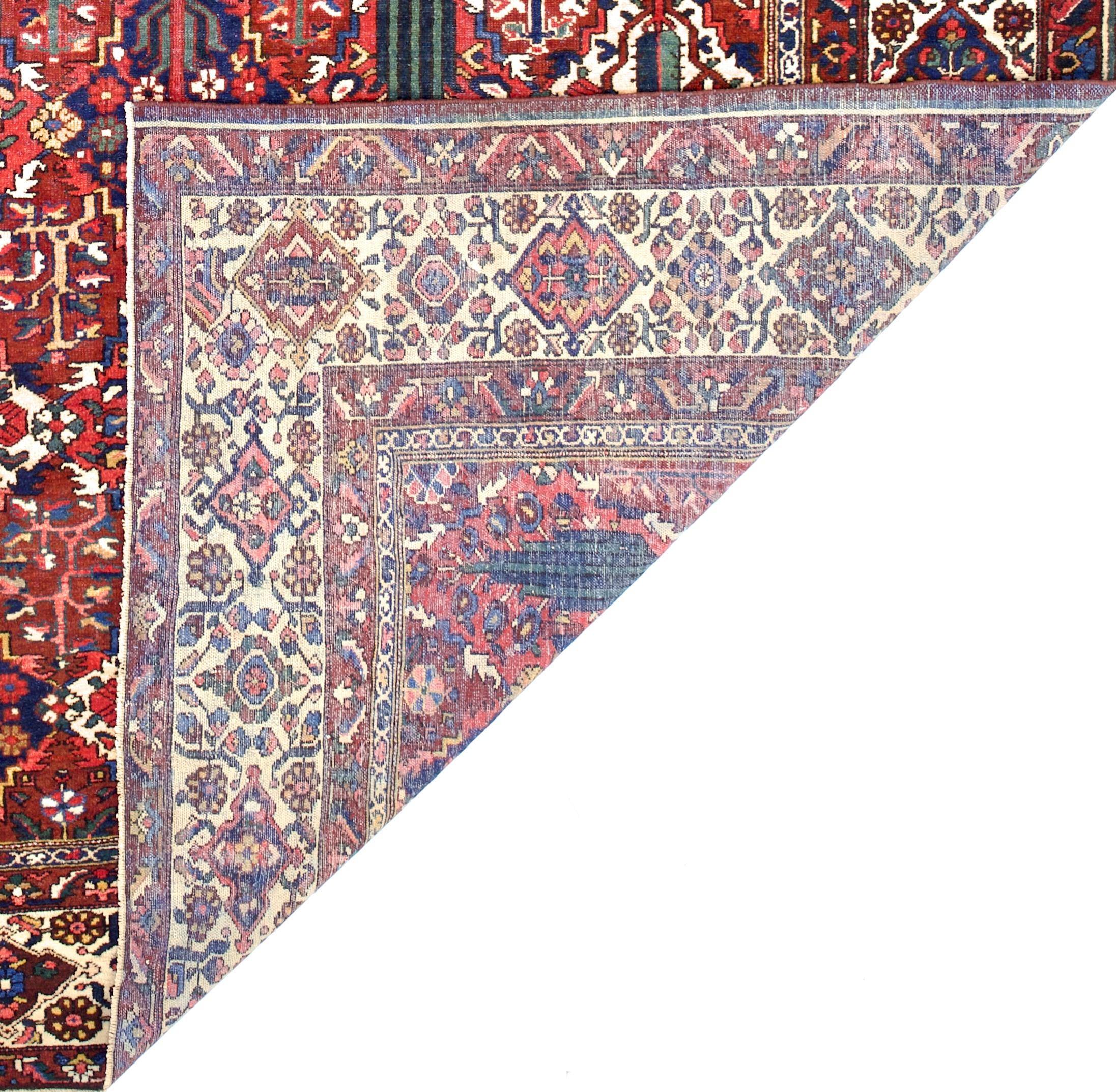 Antiker persischer Bakhtiari Teppich 10'6 x 14'1 im Zustand „Gut“ im Angebot in New York, NY