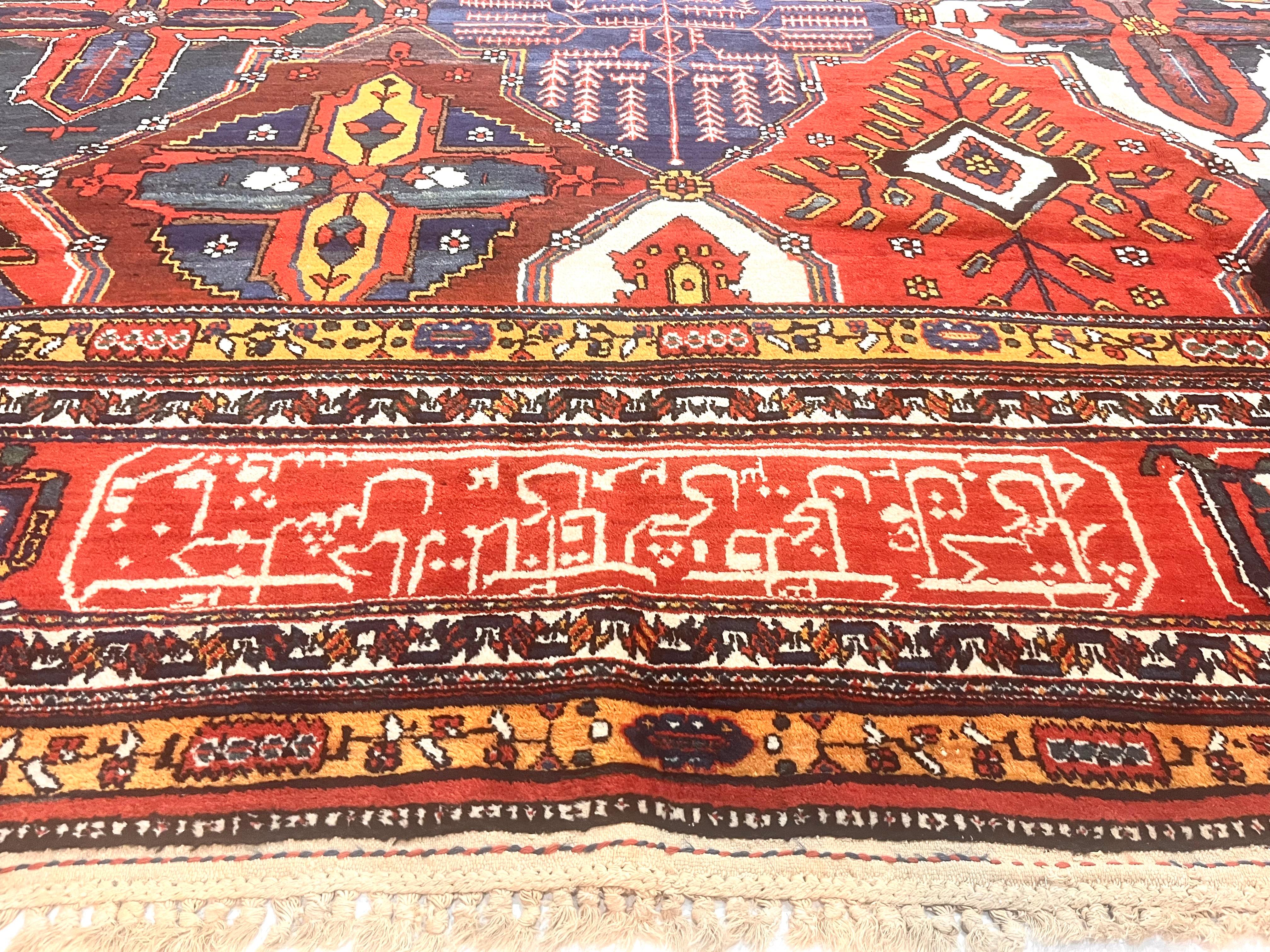 Antiker persischer Bakhtiari Teppich 13'6 x 20'5 (Persisch) im Angebot