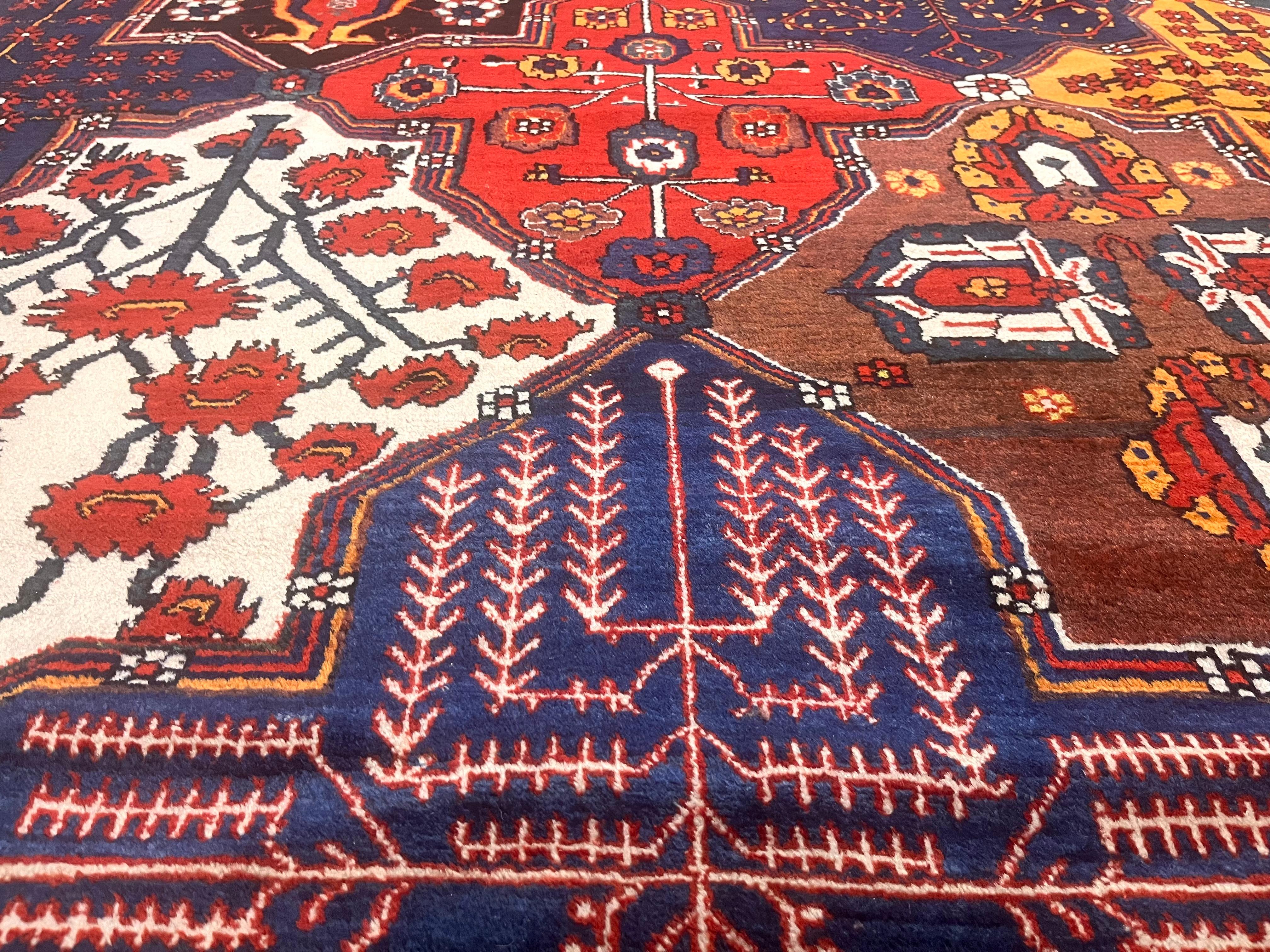 Antiker persischer Bakhtiari Teppich 13'6 x 20'5 im Zustand „Gut“ im Angebot in New York, NY