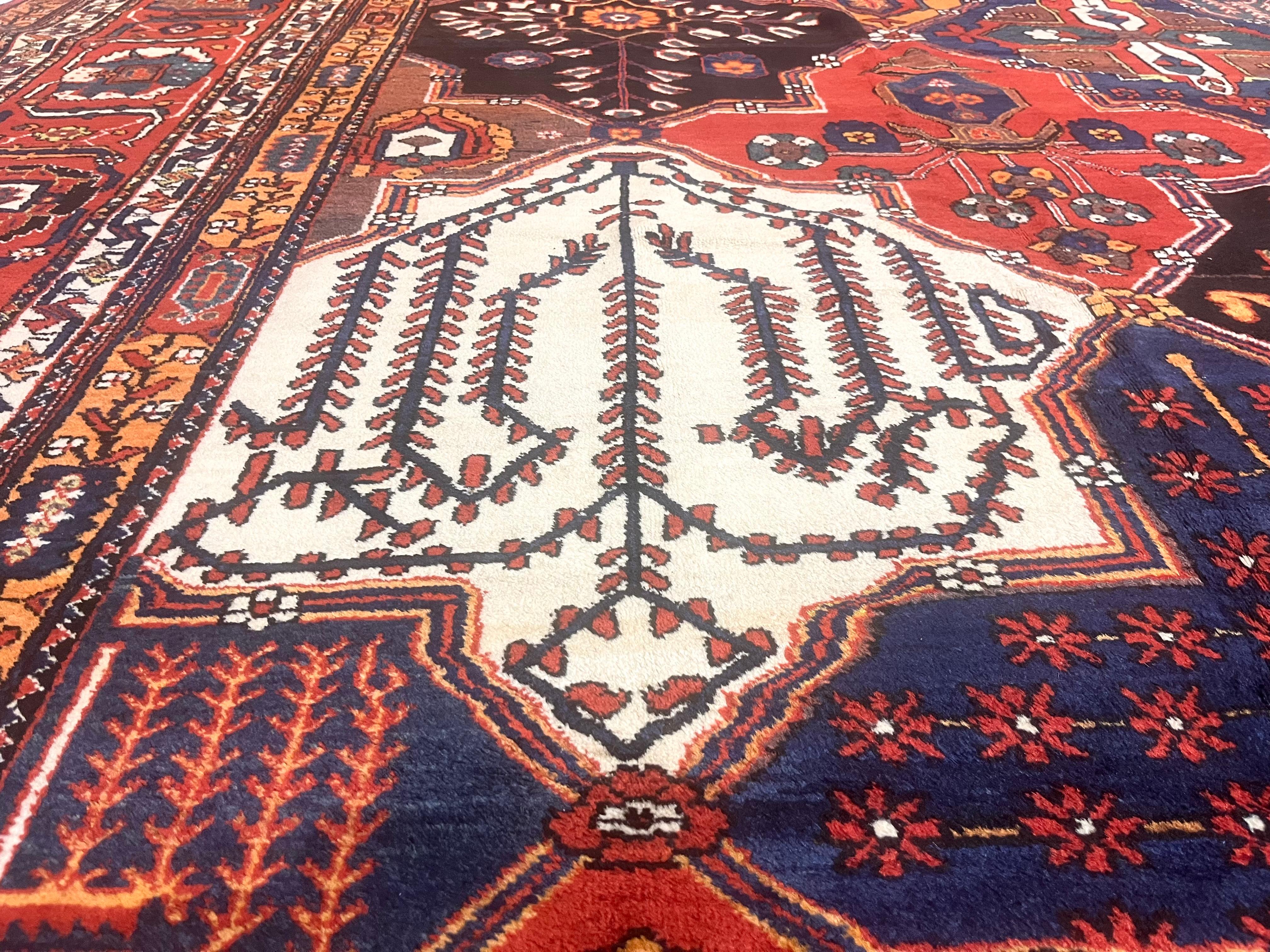 Antiker persischer Bakhtiari Teppich 13'6 x 20'5 (19. Jahrhundert) im Angebot