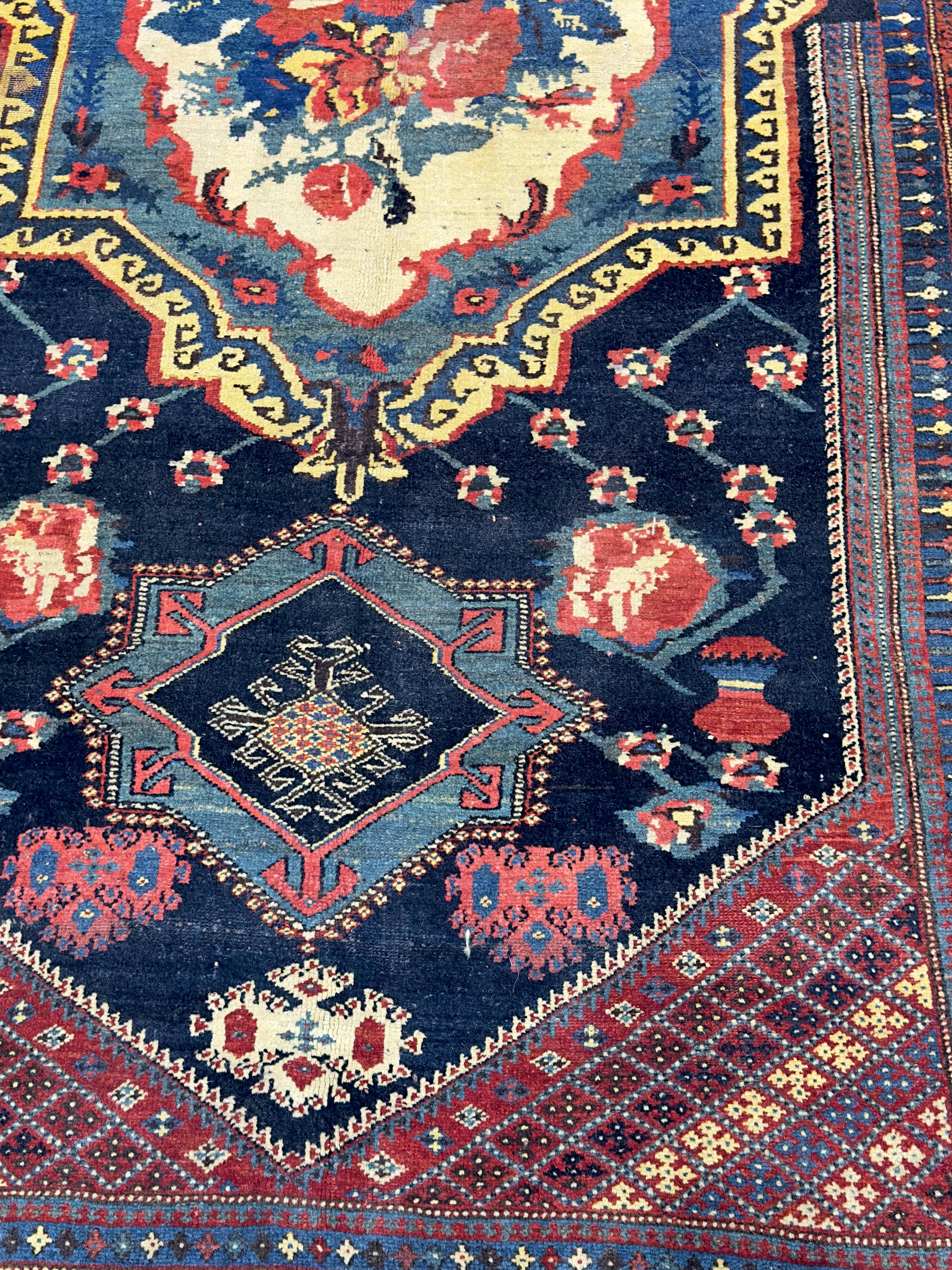 Antiker persischer Bakhtiari Teppich 4'10