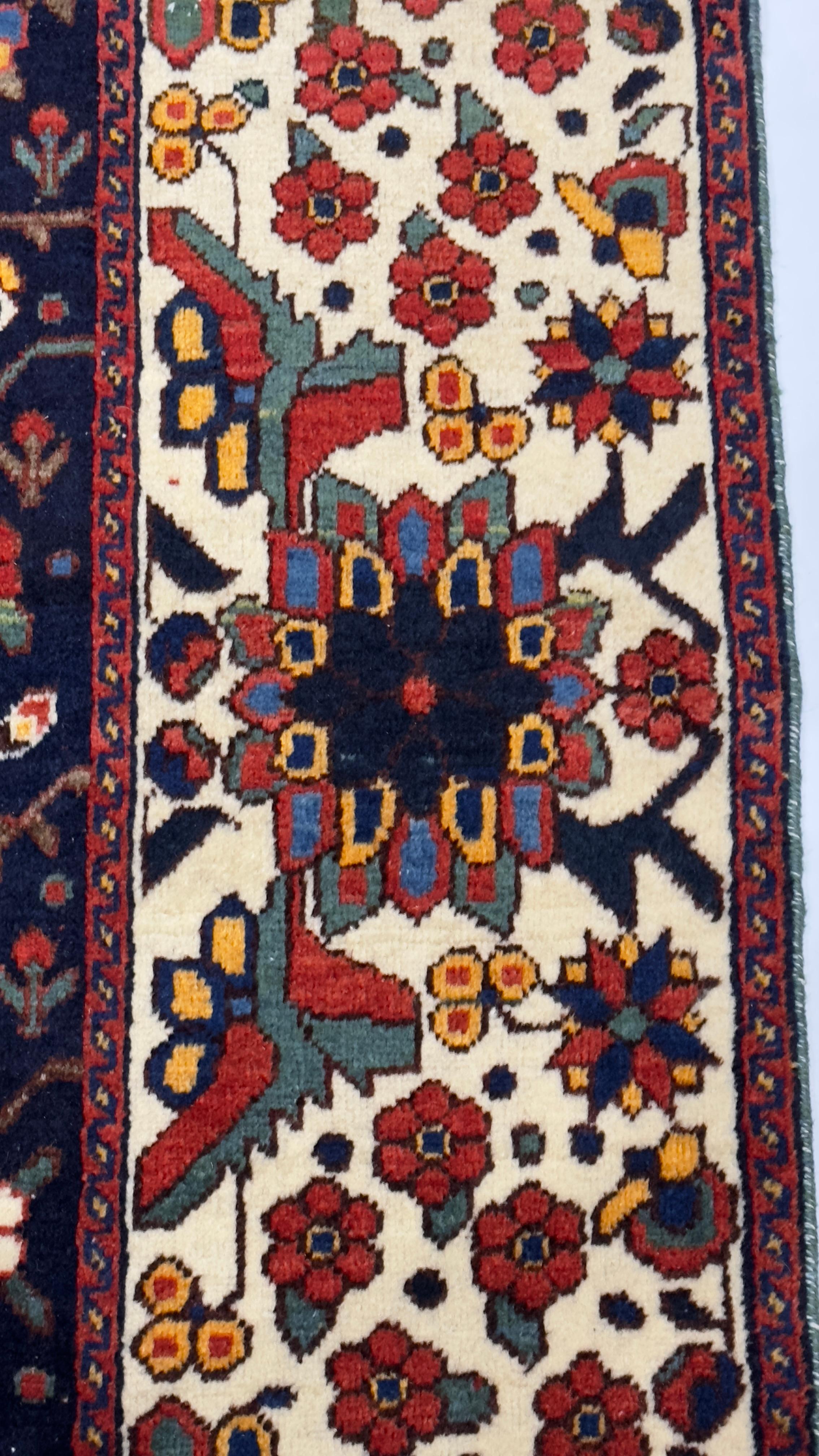 Antiker persischer Bakhtiari Teppich 6'1