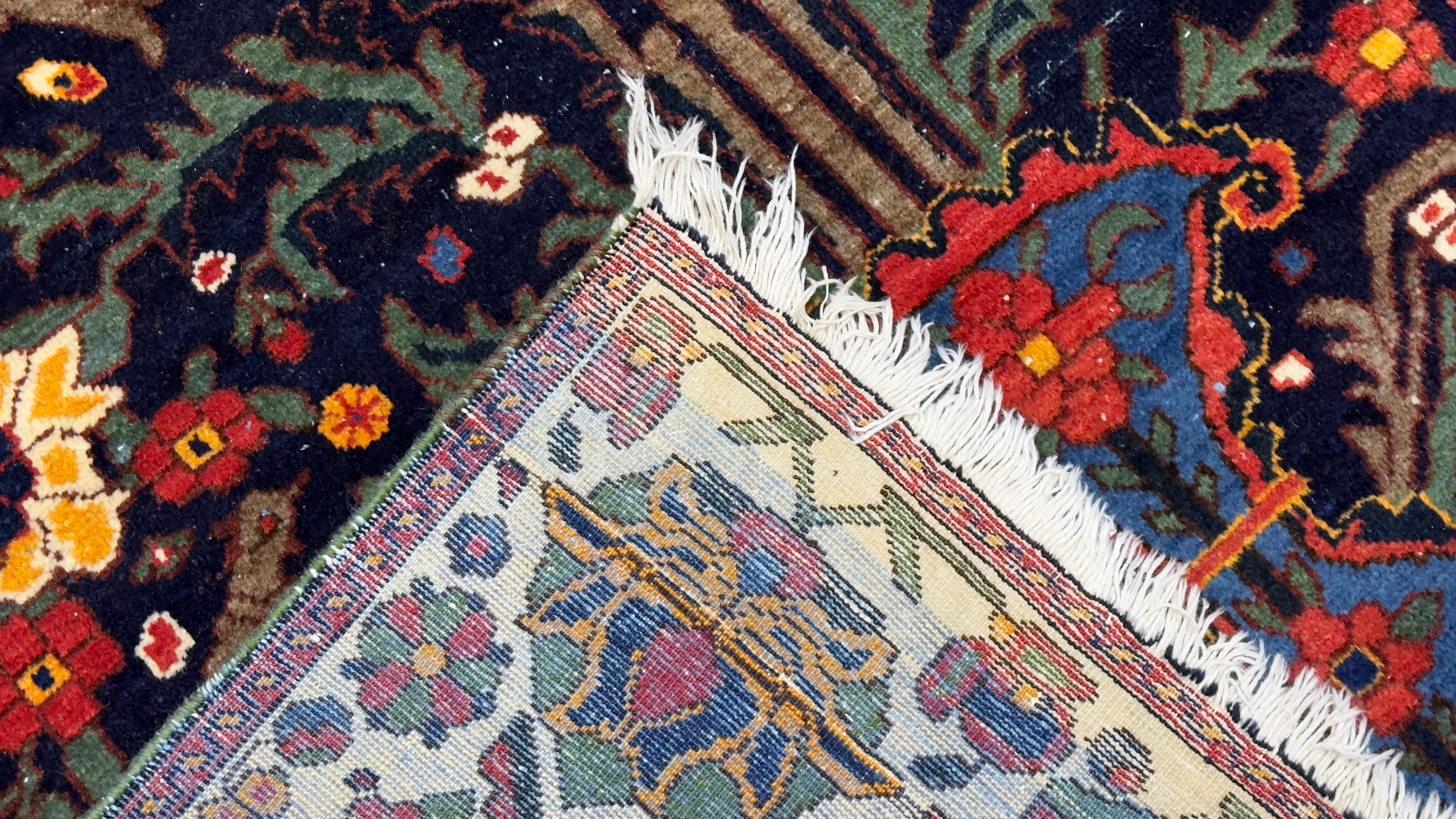 Antiker persischer Bakhtiari Teppich 6'1