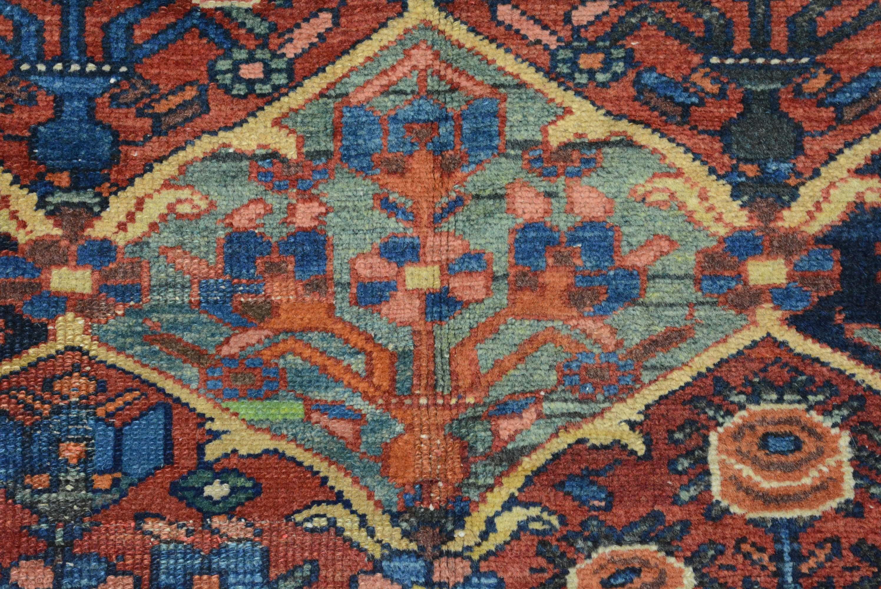 Bachtiari-Teppiche werden in der Region Chahar Mahal gewebt, die aus Dörfern mit persischer, türkischer und armenischer Bevölkerung in der Nähe der Stadt Shahr Kurd besteht.  Dieses Gebiet befindet sich südwestlich von Isfahan und nördlich des