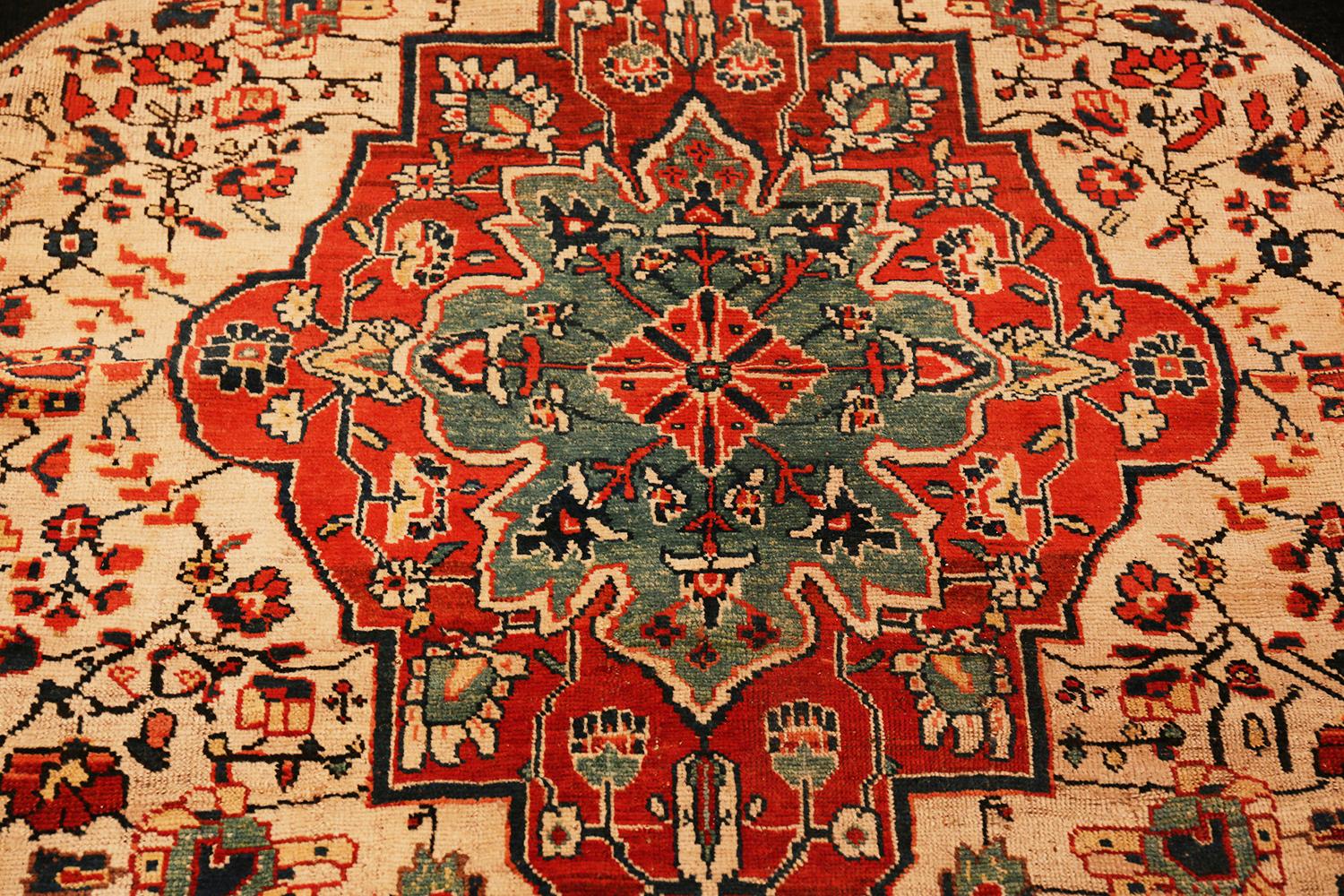 Antique Persian Bakhtiari Rug. Size: 11 ft 8 in x 14 ft (3.56 m x 4.27 m) (Stammeskunst)