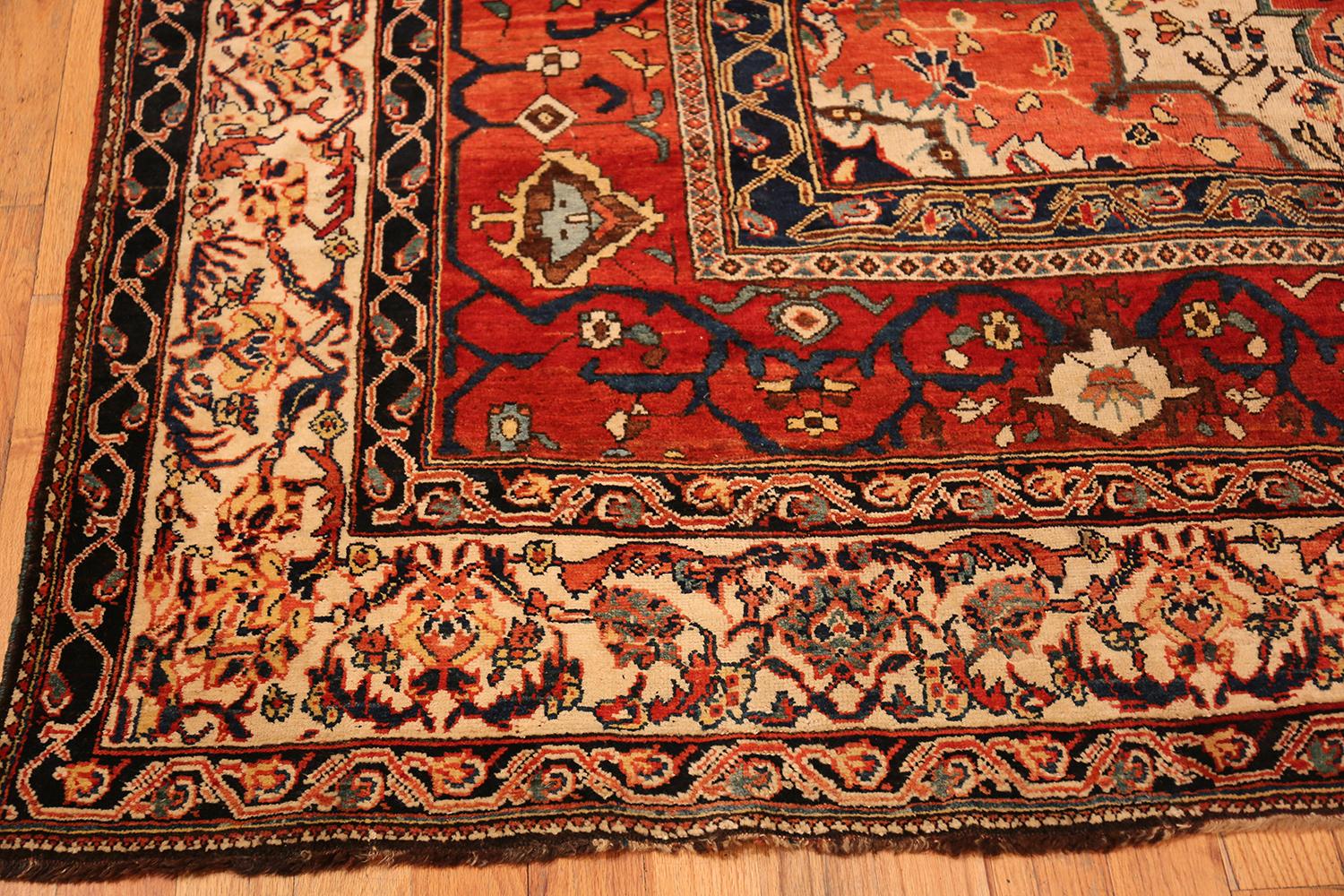 Antique Persian Bakhtiari Rug. Size: 11 ft 8 in x 14 ft (3.56 m x 4.27 m) (Persisch)