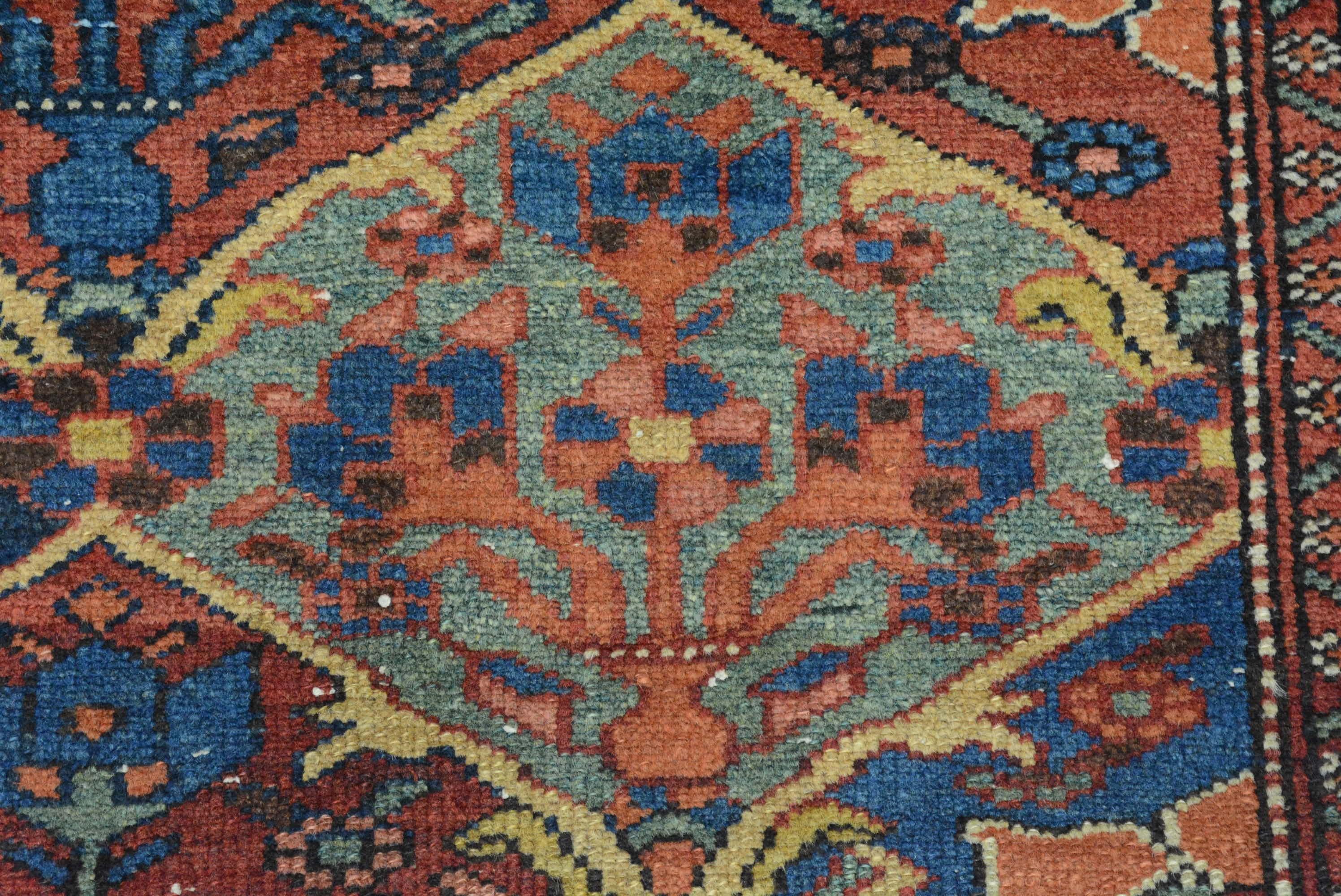 Antiker persischer Bachtiari-Teppich (Pflanzlich gefärbt) im Angebot