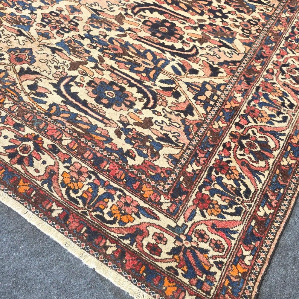 Antique Persian Bakhtiari Rug (Handgeknüpft) im Angebot