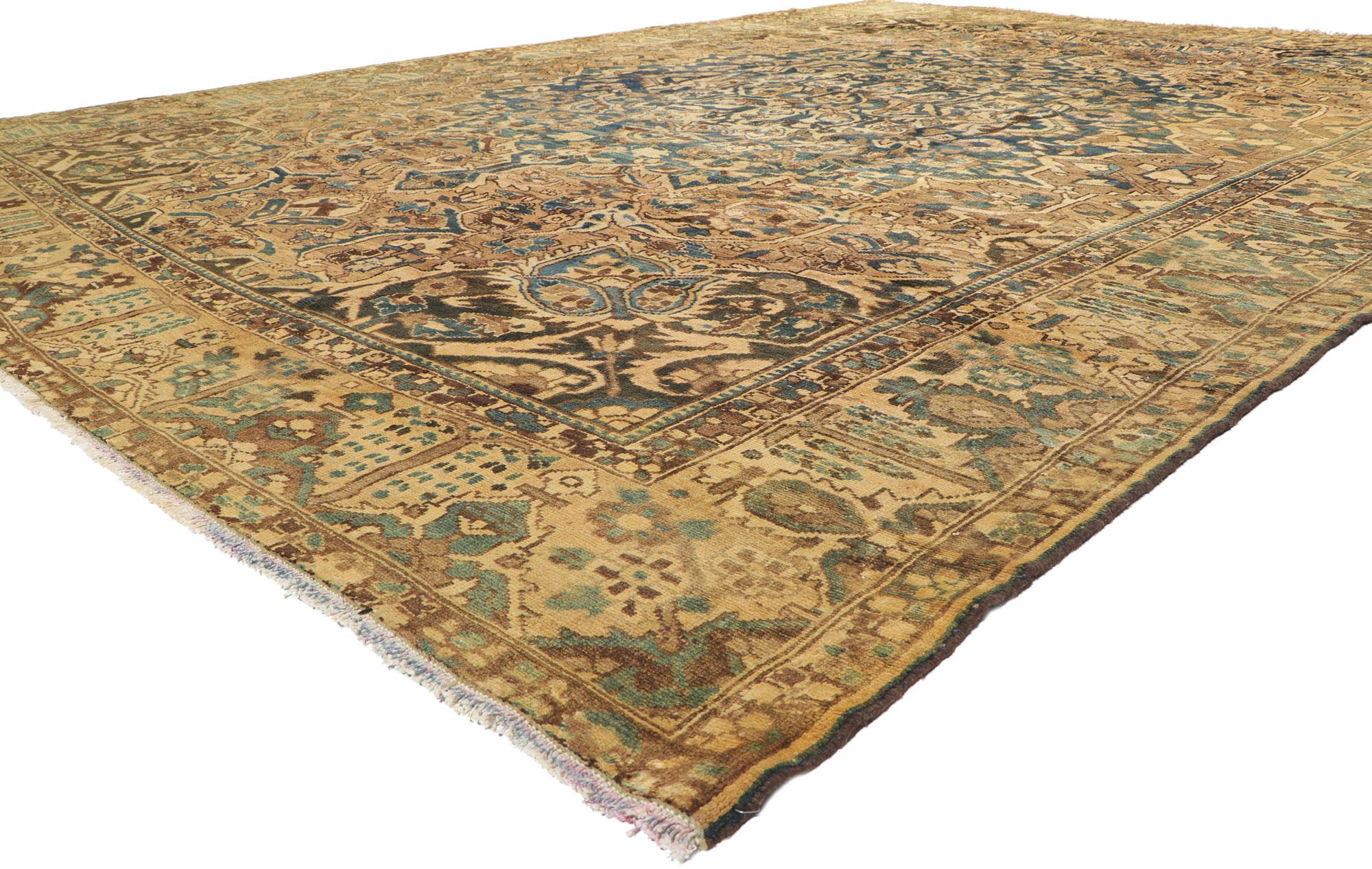 60742 Alfombra Persa Antigua Bakhtiari, 11'04 x 15'02. Adéntrate en el encantador mundo de esta antigua alfombra persa Bakhtiari de lana anudada a mano, donde la grandeza se une al arte en cada puntada. En el corazón de su composición se encuentra