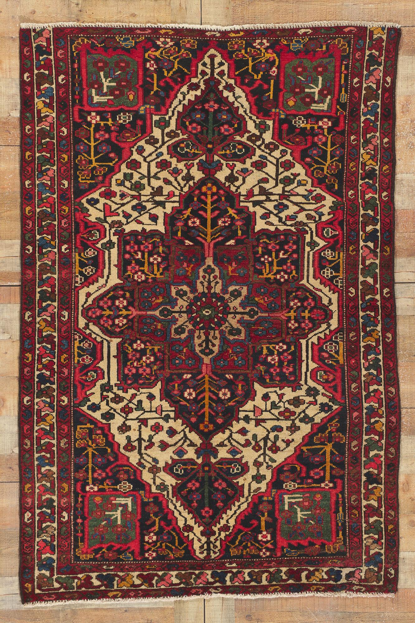Noué à la main Tapis persan ancien Bakhtiari en vente