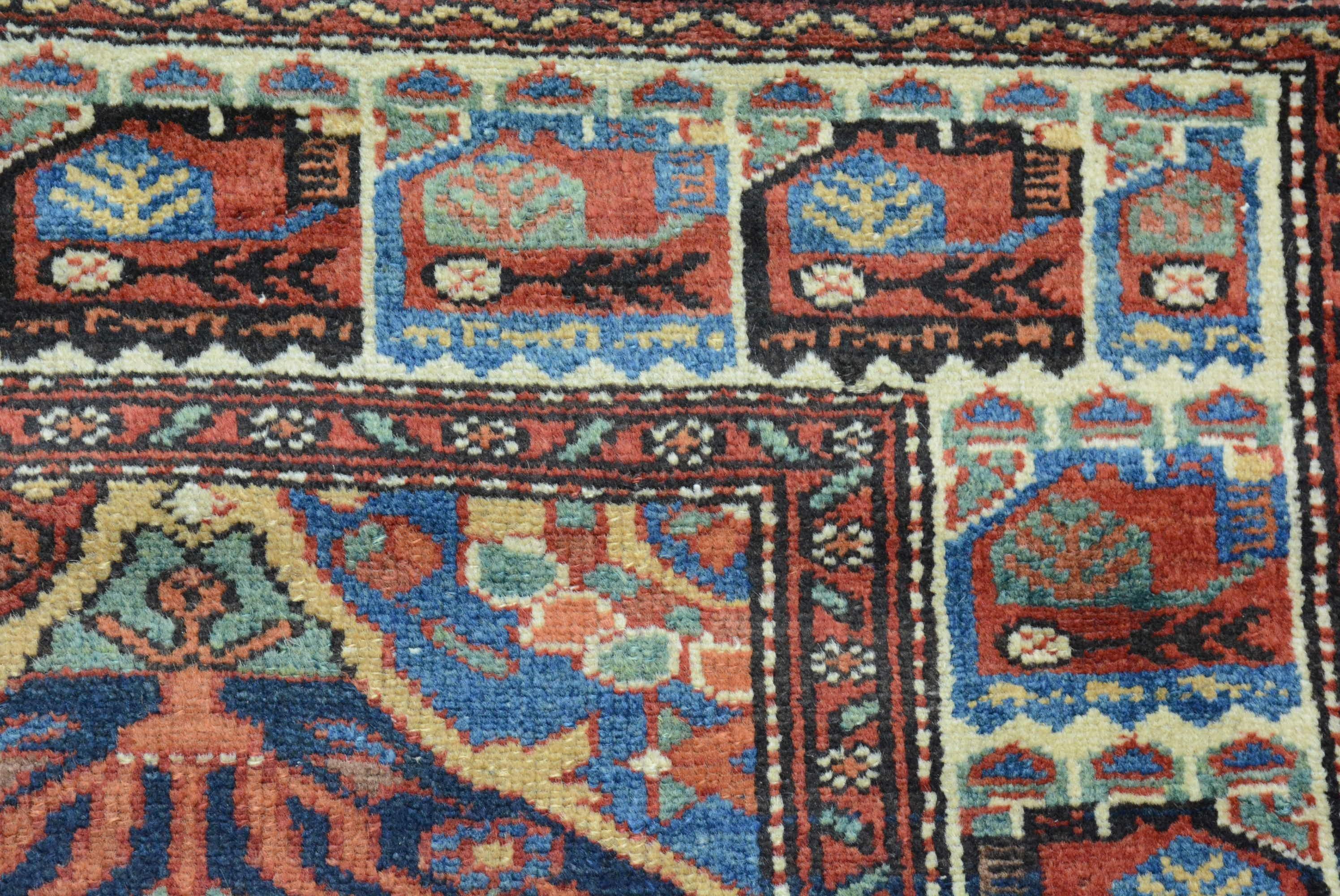 Antiker persischer Bachtiari-Teppich im Zustand „Hervorragend“ im Angebot in Closter, NJ