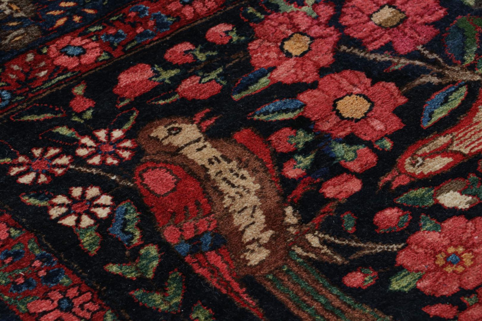 Antiker persischer Bakhtiari Teppich in Marineblau mit Bild, von Rug & Kilim (Frühes 20. Jahrhundert) im Angebot