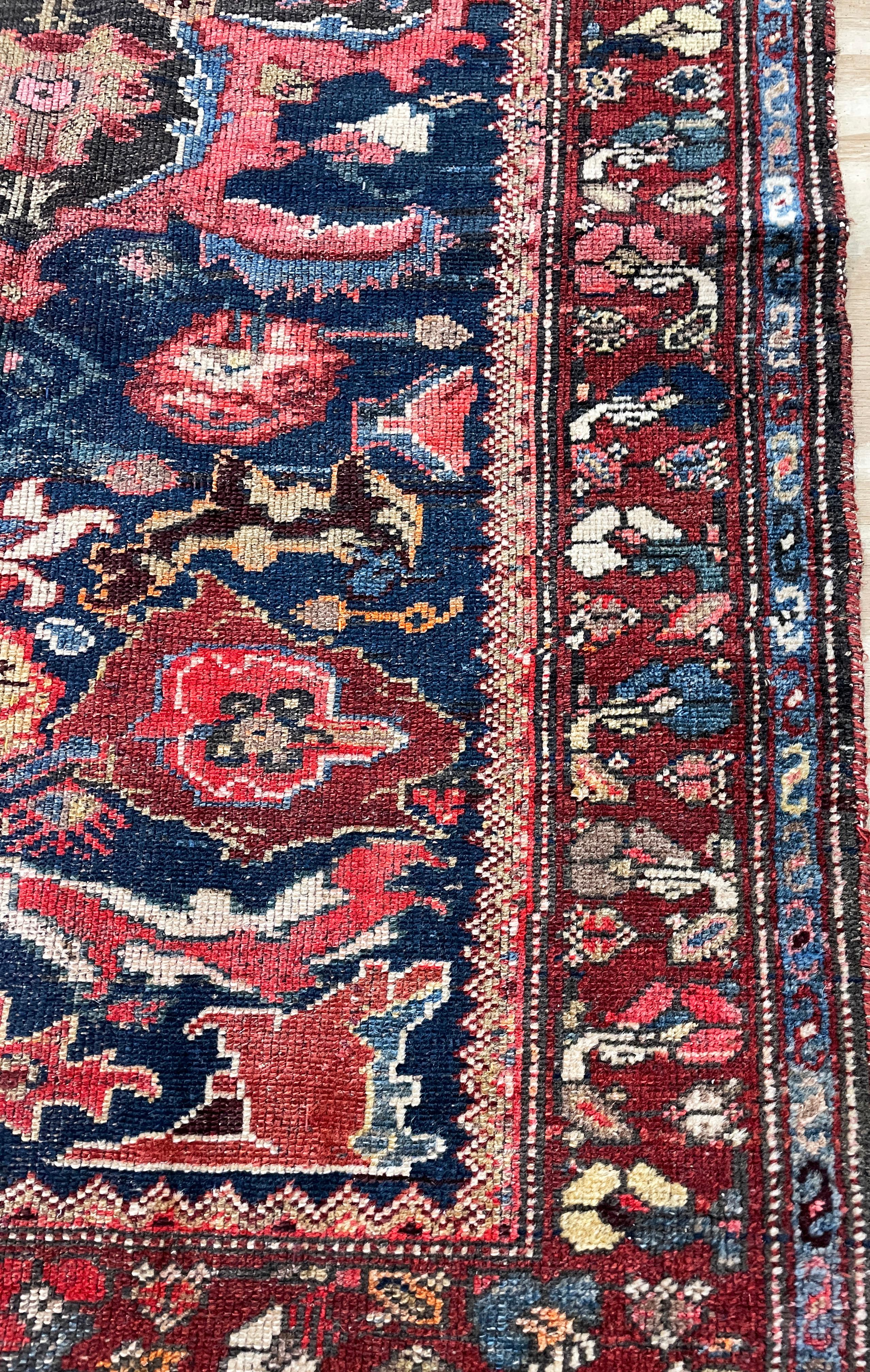 Antique Persian Bakhtiari Rug, Most Attractive Design   For Sale 4