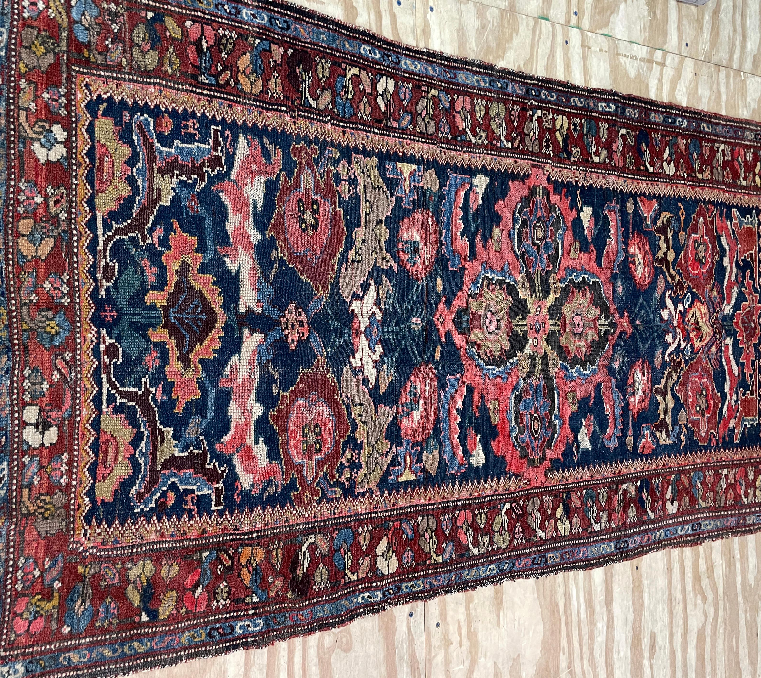 Antique Persian Bakhtiari Rug, Most Attractive Design   In Good Condition For Sale In Evanston, IL
