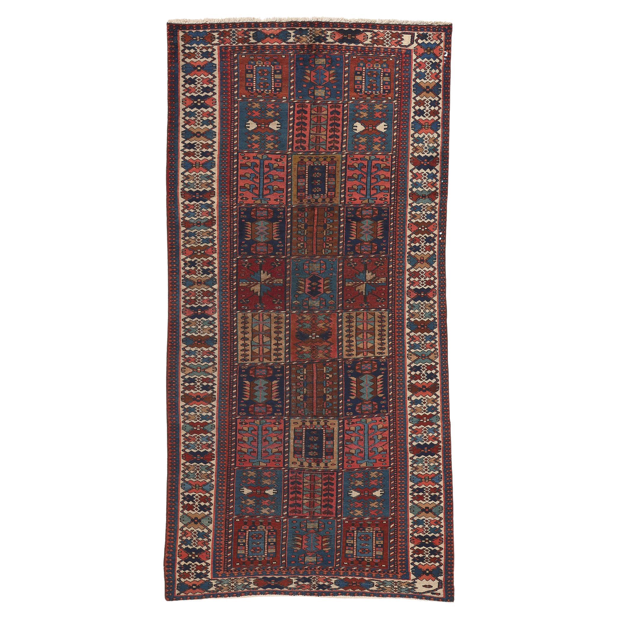 Antigua alfombra persa Bakhtiari, el encanto nómada se une al diseño biofílico en venta