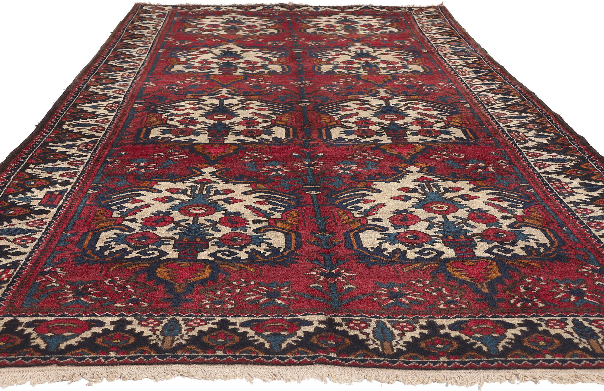 Antiker antiker persischer Bakhtiari-Teppich, persischer Galerieteppich, breiter Flursteppich (Moderne) im Angebot