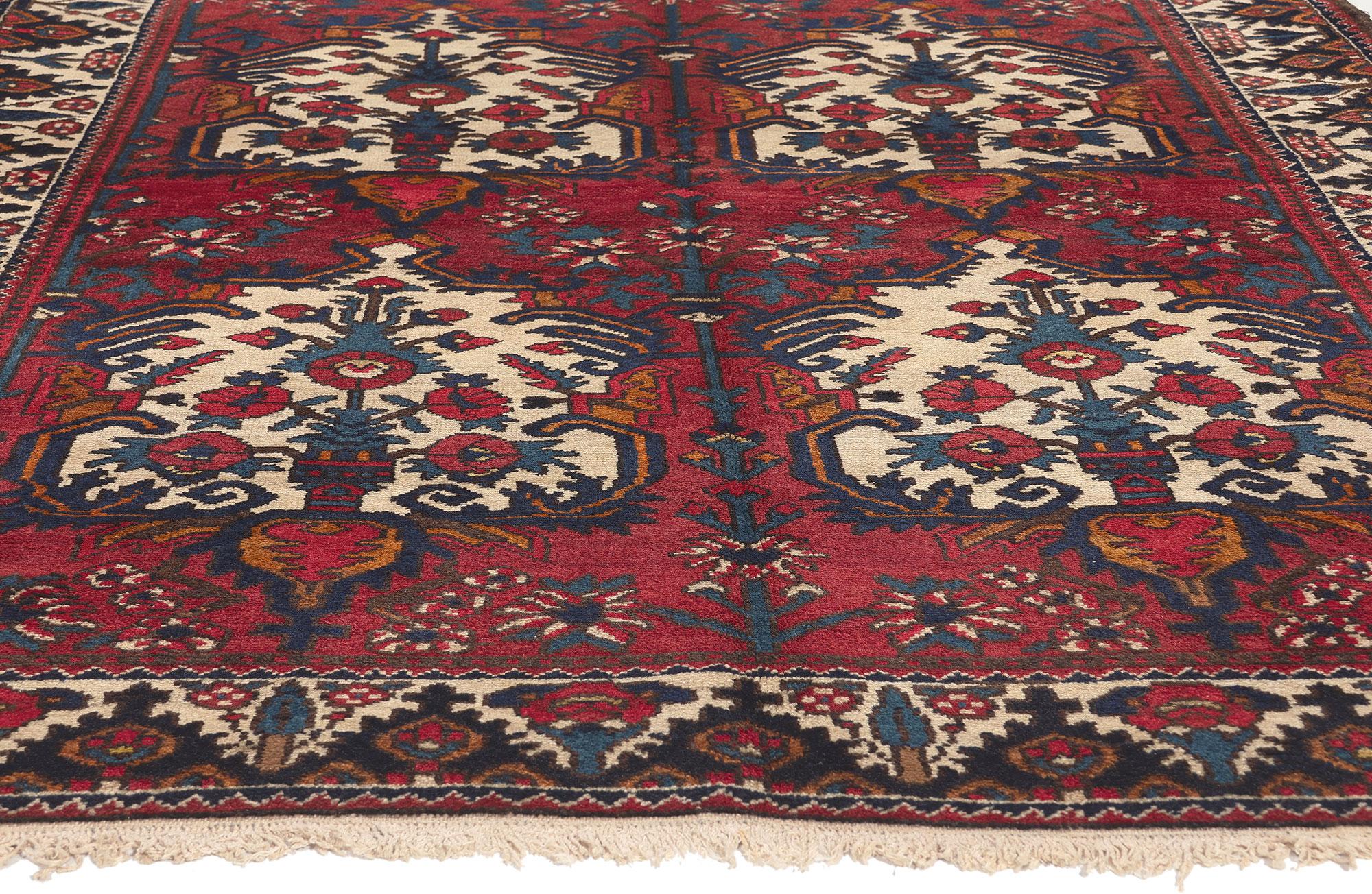 Antiker antiker persischer Bakhtiari-Teppich, persischer Galerieteppich, breiter Flursteppich (Persisch) im Angebot