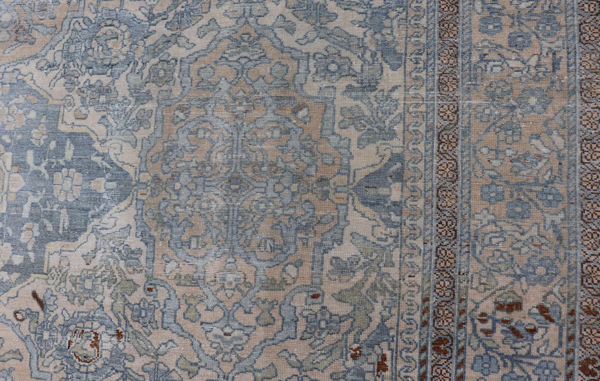 Tapis persan ancien Bakhtiari avec médaillons à fleurs sur toute la surface et motifs géométriques en vente 2