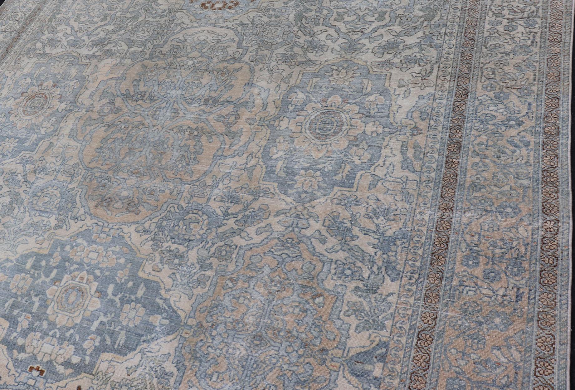 Tapis persan ancien Bakhtiari avec médaillons à fleurs sur toute la surface et motifs géométriques en vente 3