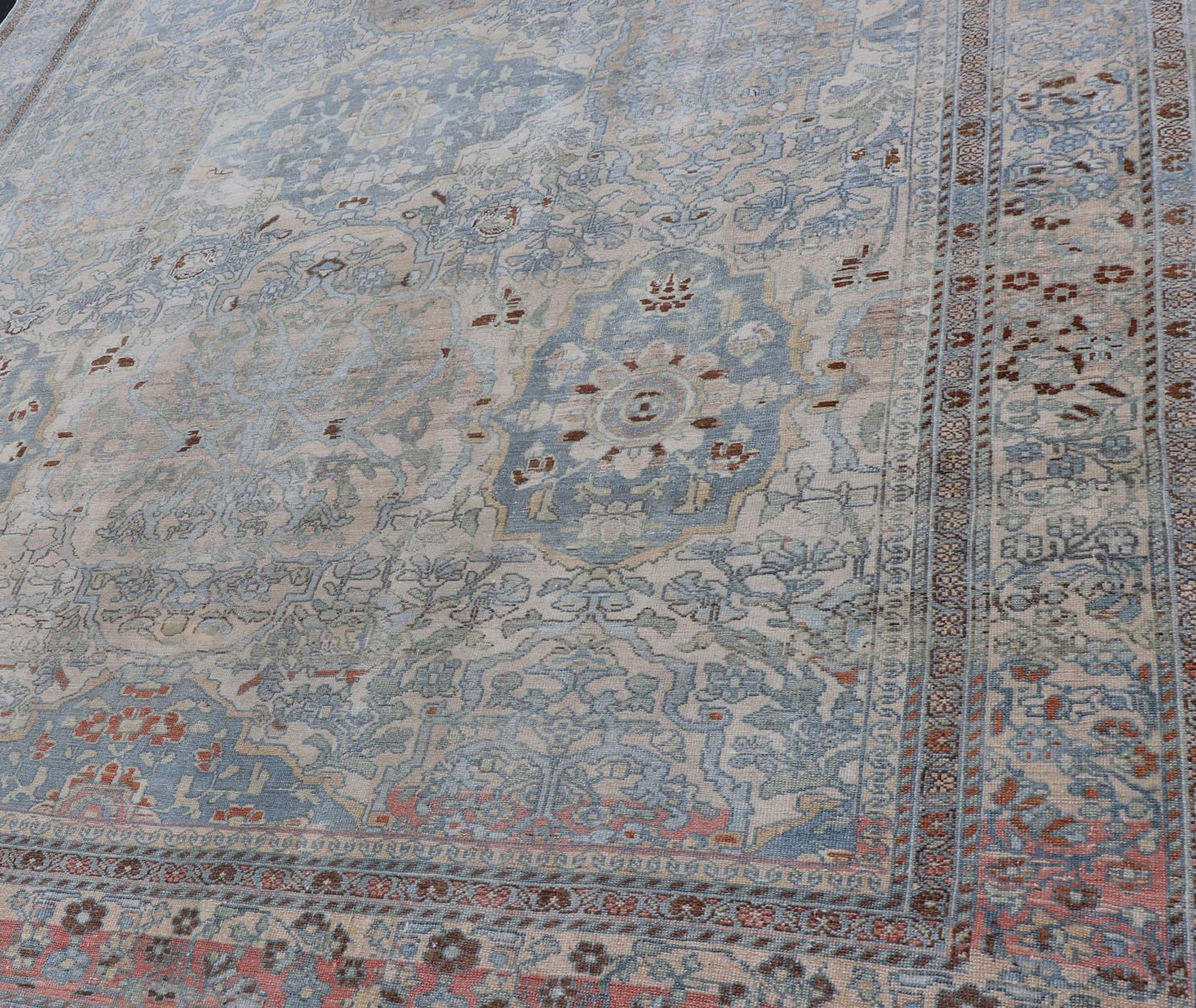 Tapis persan ancien Bakhtiari avec médaillons à fleurs sur toute la surface et motifs géométriques en vente 4