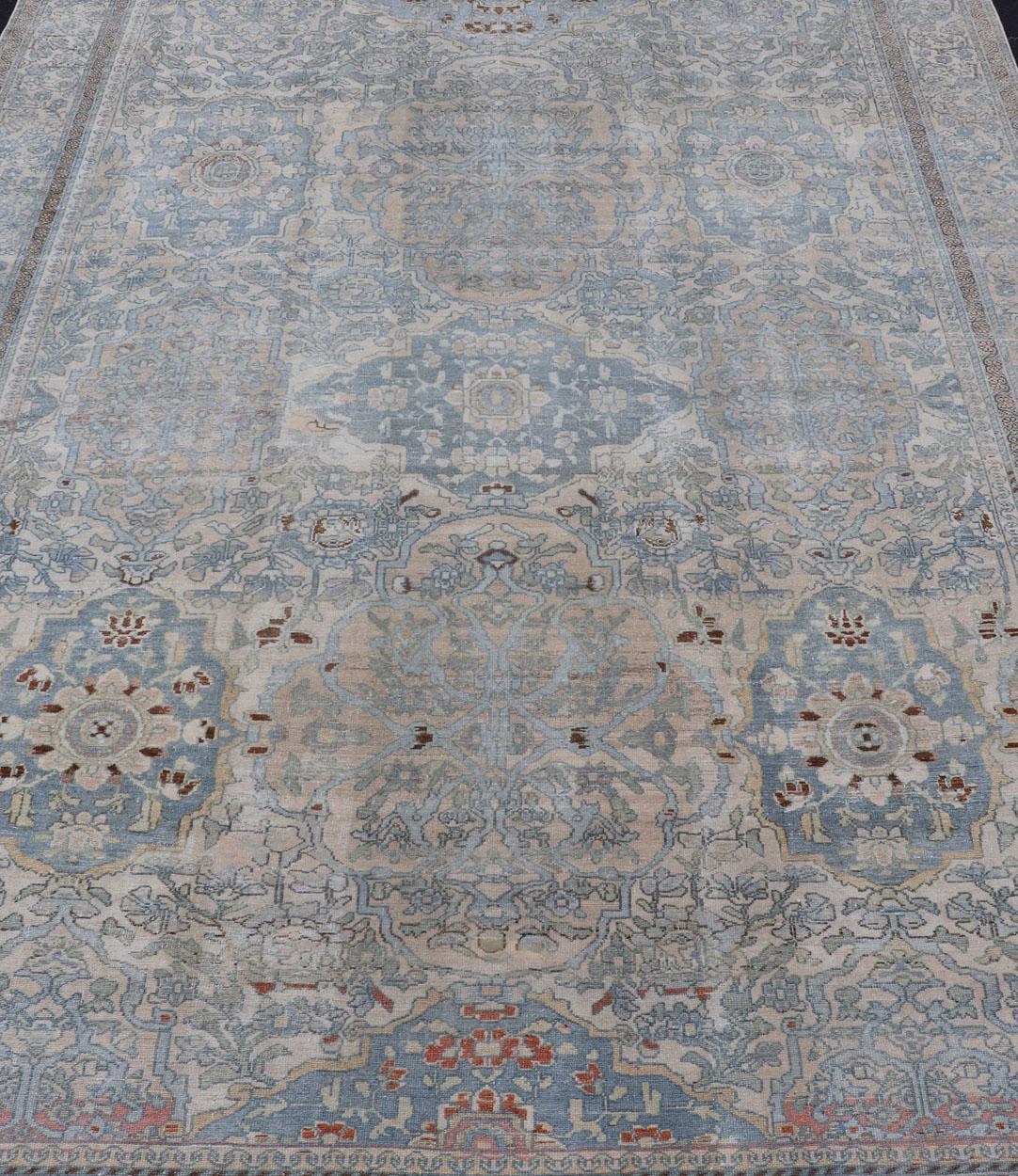 Tapis persan ancien Bakhtiari avec médaillons à fleurs sur toute la surface et motifs géométriques en vente 5