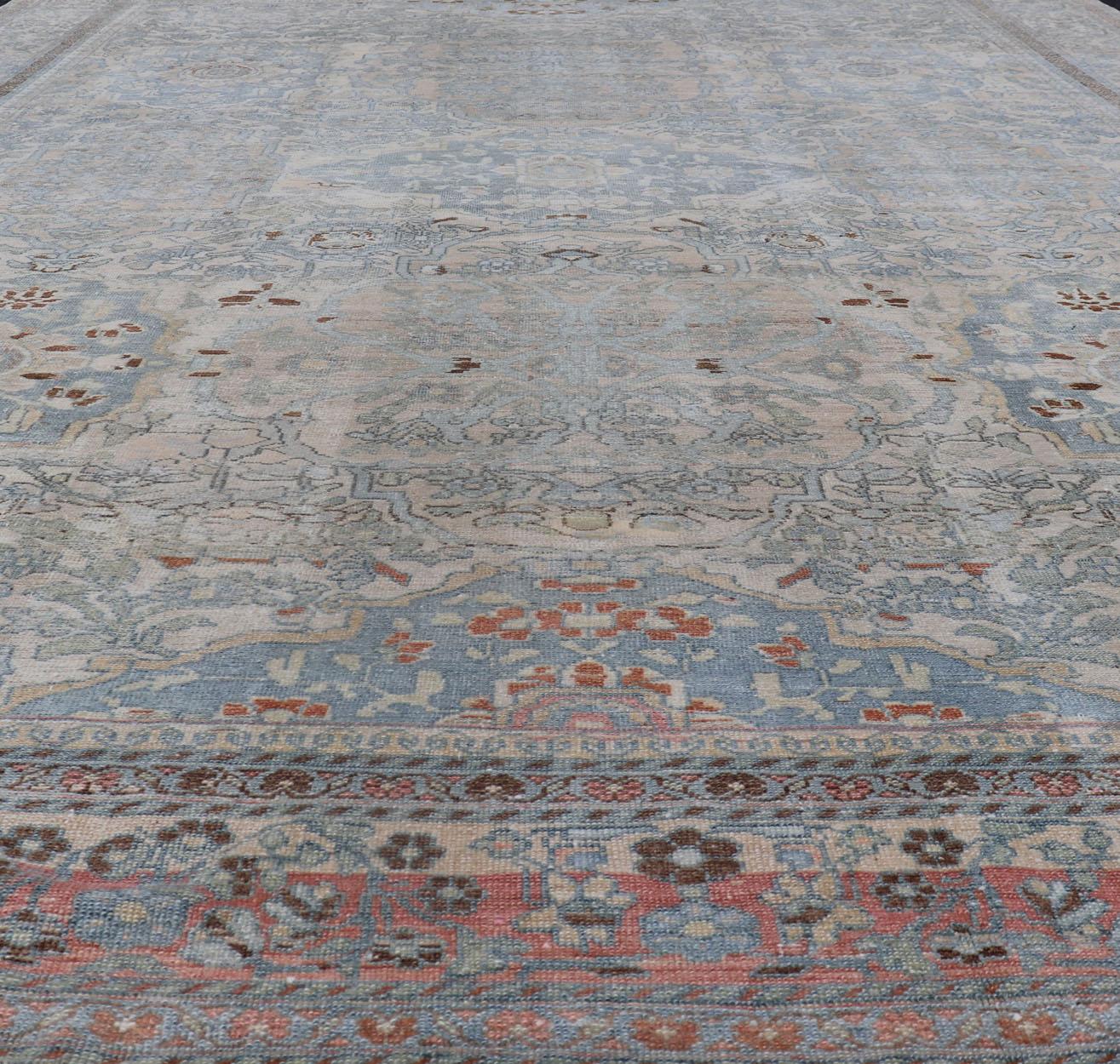 Tapis persan ancien Bakhtiari avec médaillons à fleurs sur toute la surface et motifs géométriques en vente 6