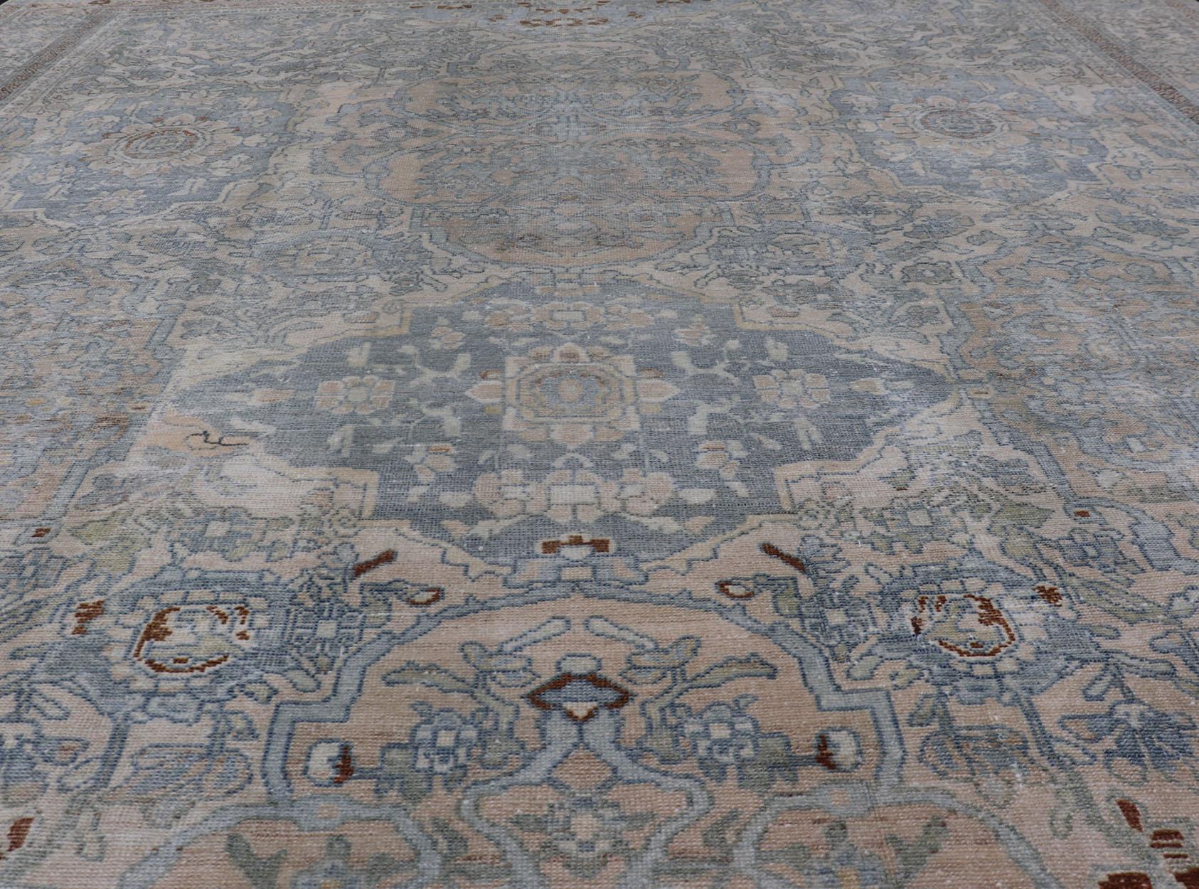 Tapis persan ancien Bakhtiari avec médaillons à fleurs sur toute la surface et motifs géométriques en vente 7