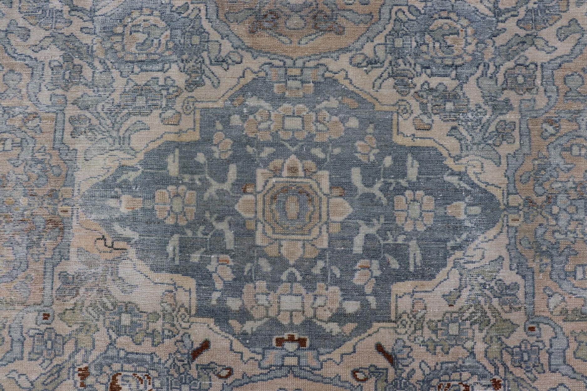 Tapis persan ancien Bakhtiari avec médaillons à fleurs sur toute la surface et motifs géométriques en vente 8