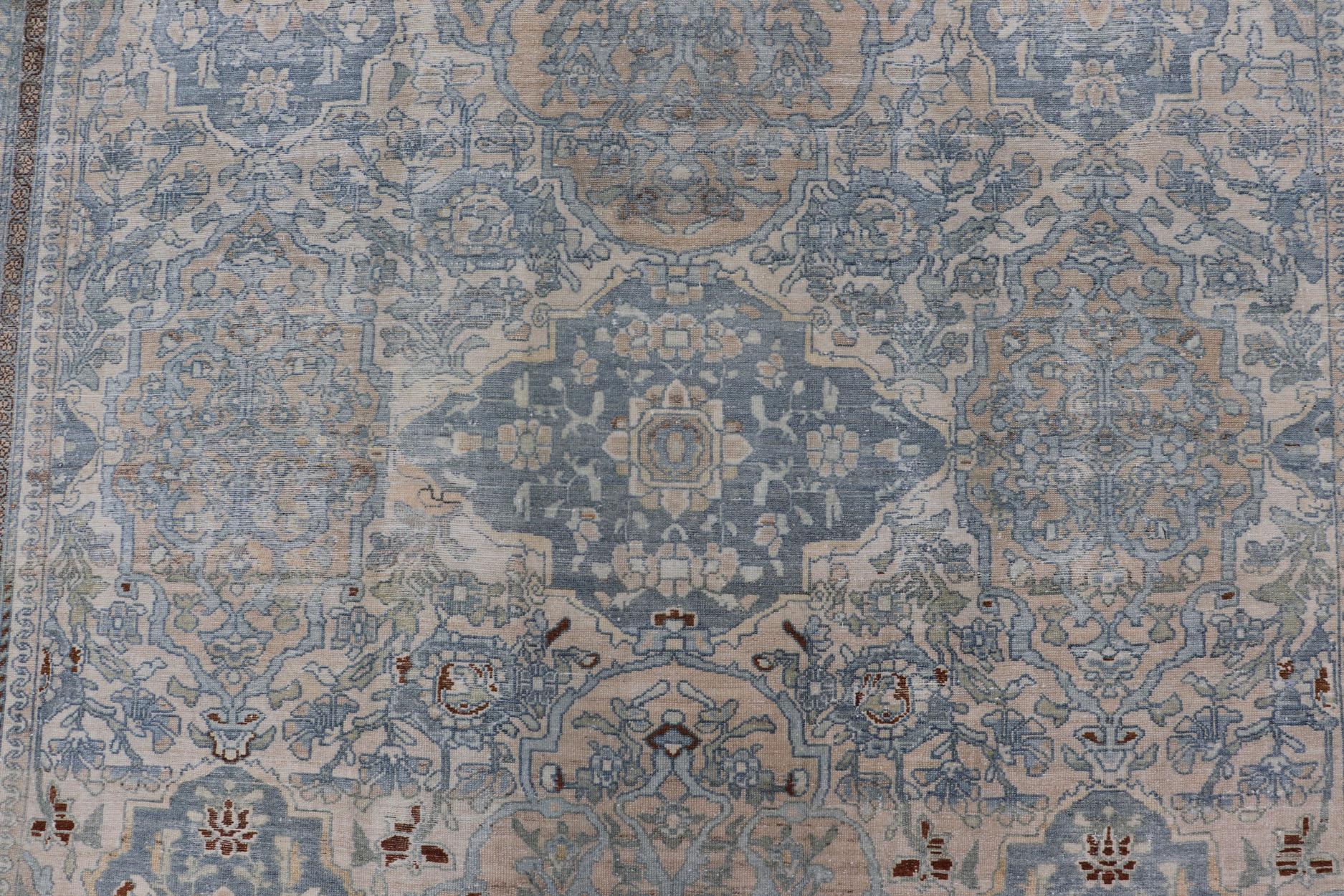 Tapis persan ancien Bakhtiari avec médaillons à fleurs sur toute la surface et motifs géométriques en vente 9