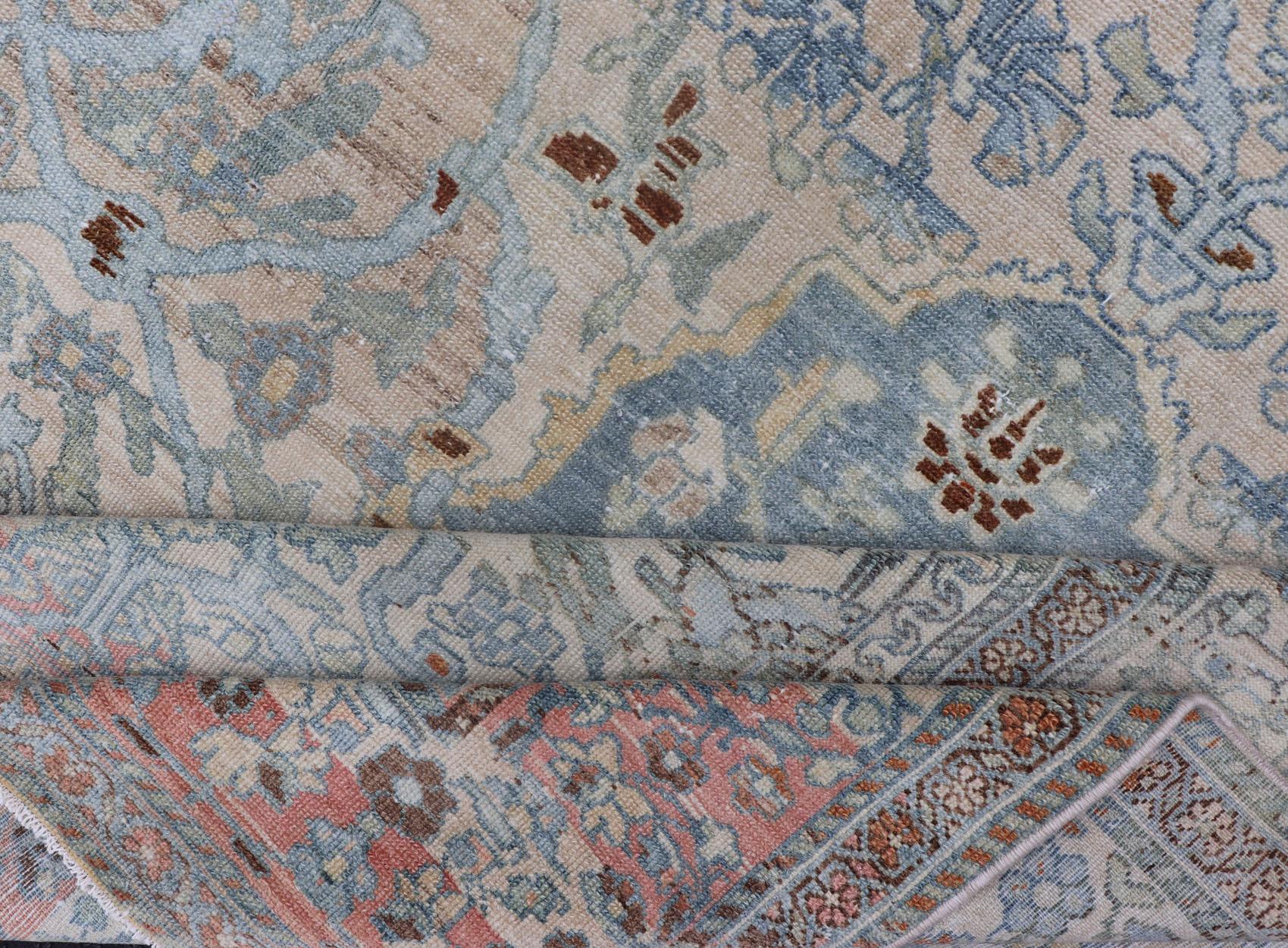 Tapis persan ancien Bakhtiari avec médaillons à fleurs sur toute la surface et motifs géométriques en vente 11