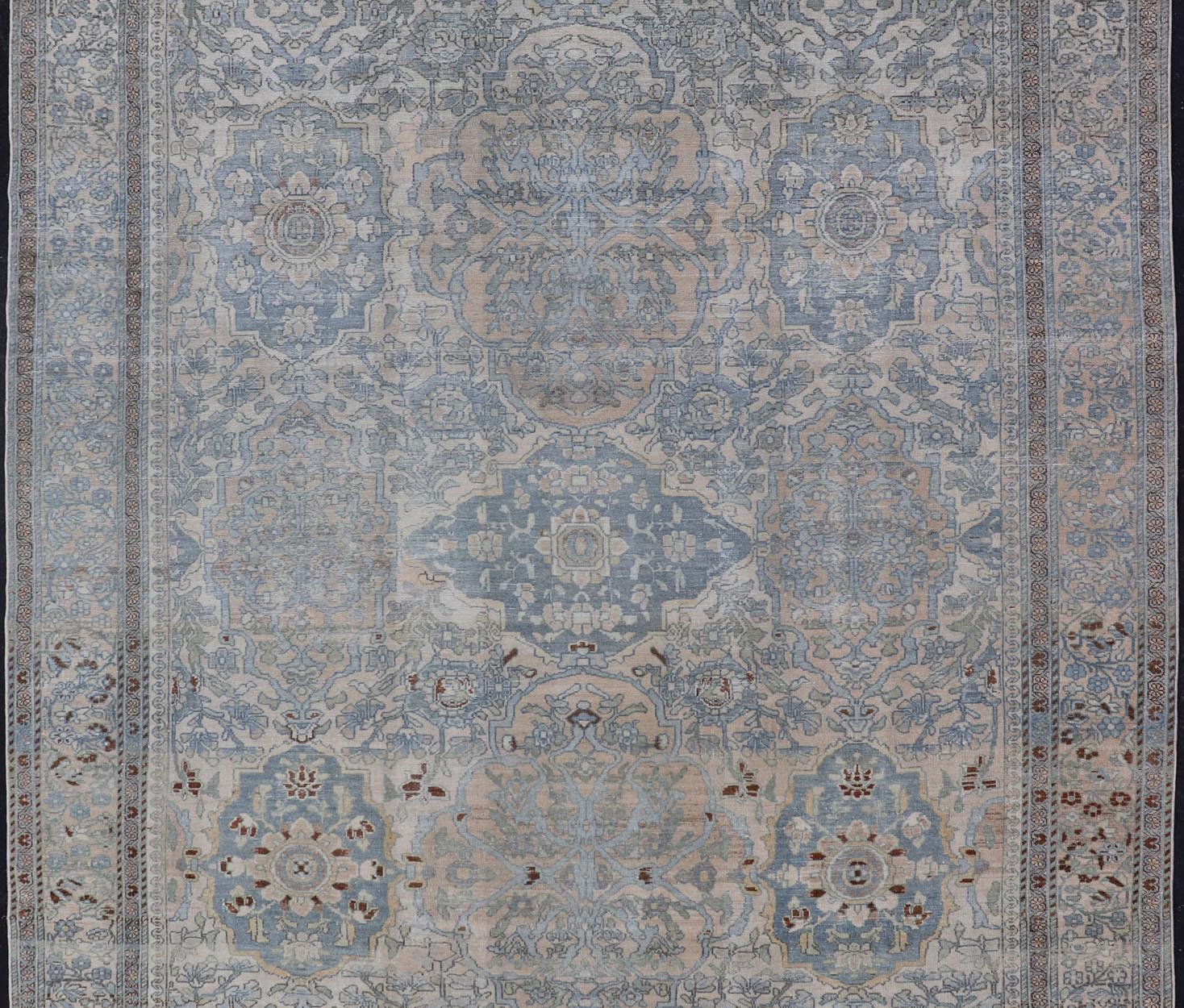 Ce tapis persan Bakhtiari ancien et vieilli présente un motif sous-géométrique et floral étonnamment équilibré sur toute sa surface, entouré d'une bordure complémentaire à plusieurs niveaux. Le tapis est représenté dans des tons de bleu clair, gris,