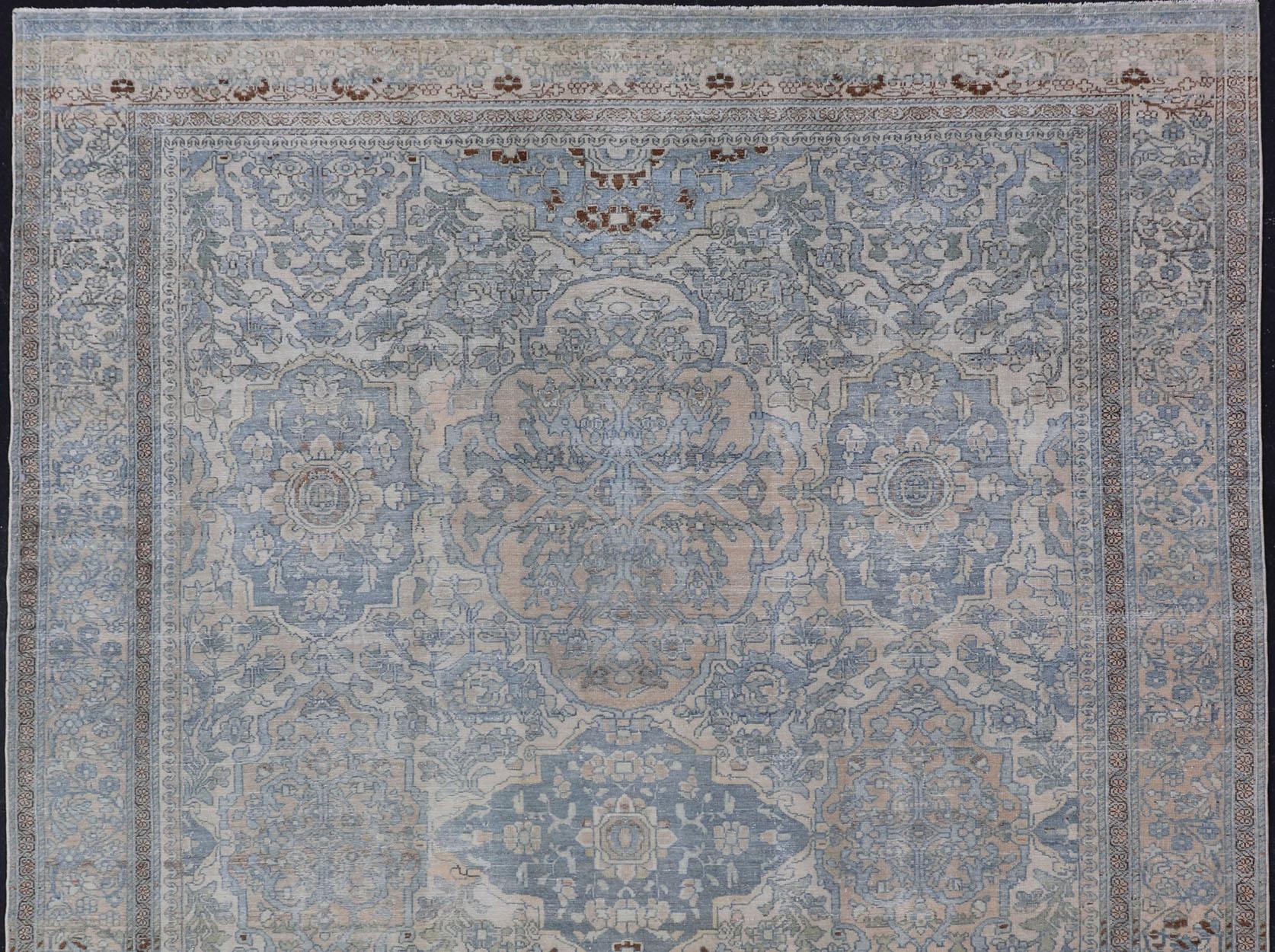 Tribal Tapis persan ancien Bakhtiari avec médaillons à fleurs sur toute la surface et motifs géométriques en vente