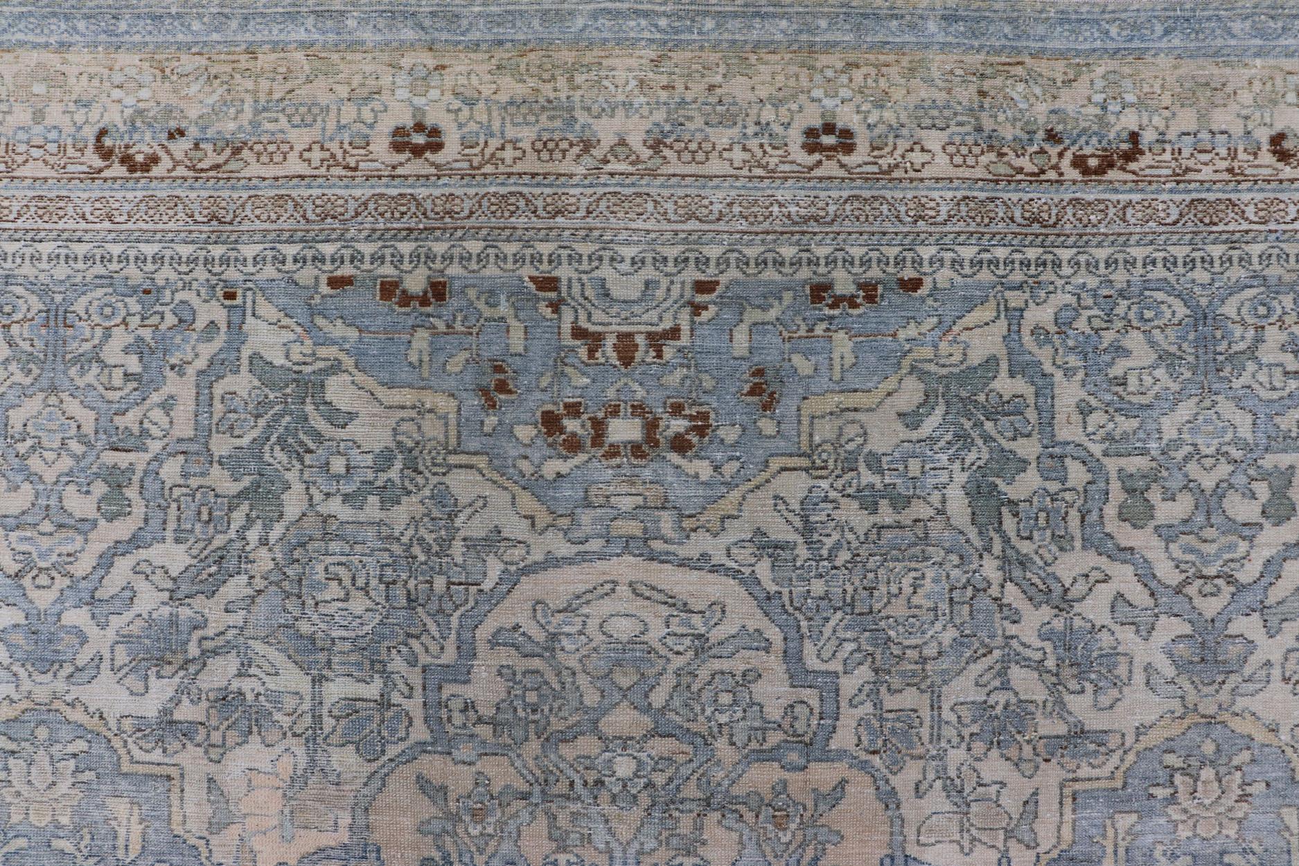 Perse Tapis persan ancien Bakhtiari avec médaillons à fleurs sur toute la surface et motifs géométriques en vente