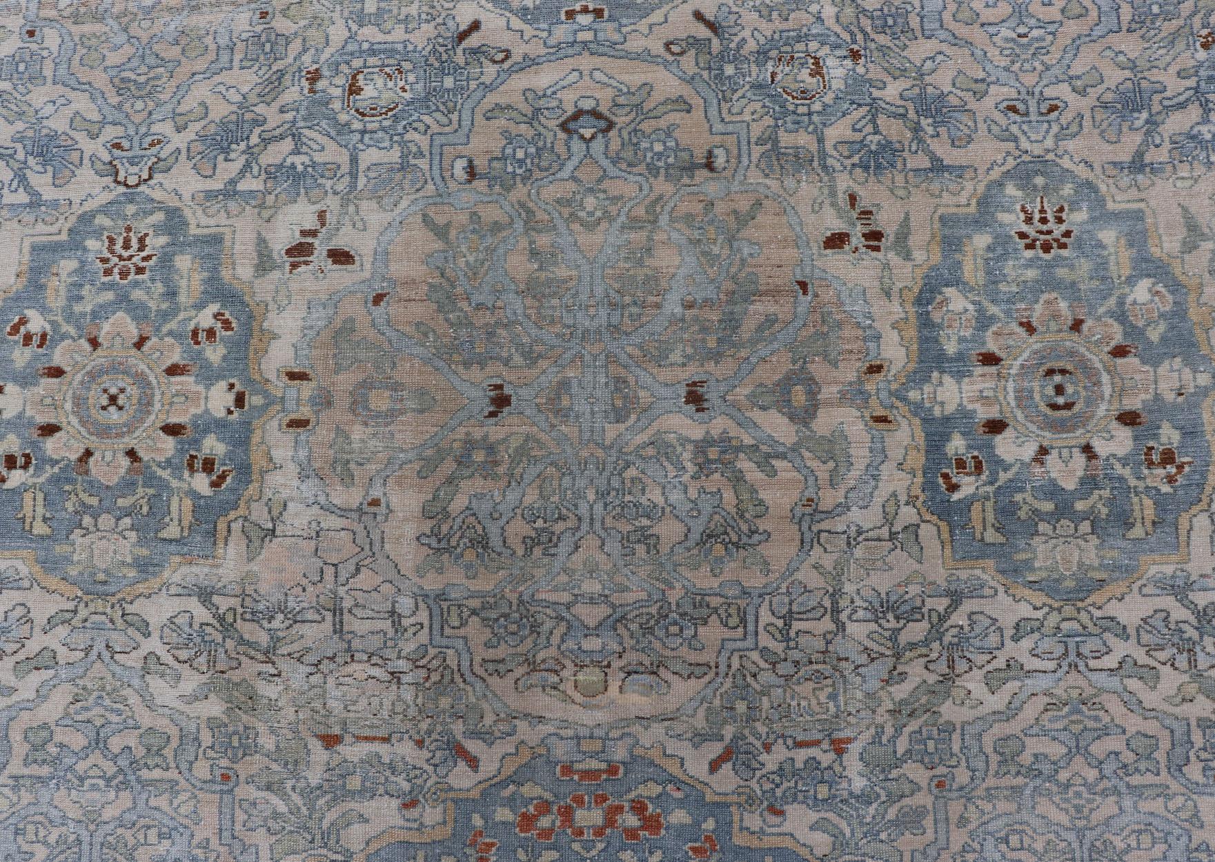 Noué à la main Tapis persan ancien Bakhtiari avec médaillons à fleurs sur toute la surface et motifs géométriques en vente
