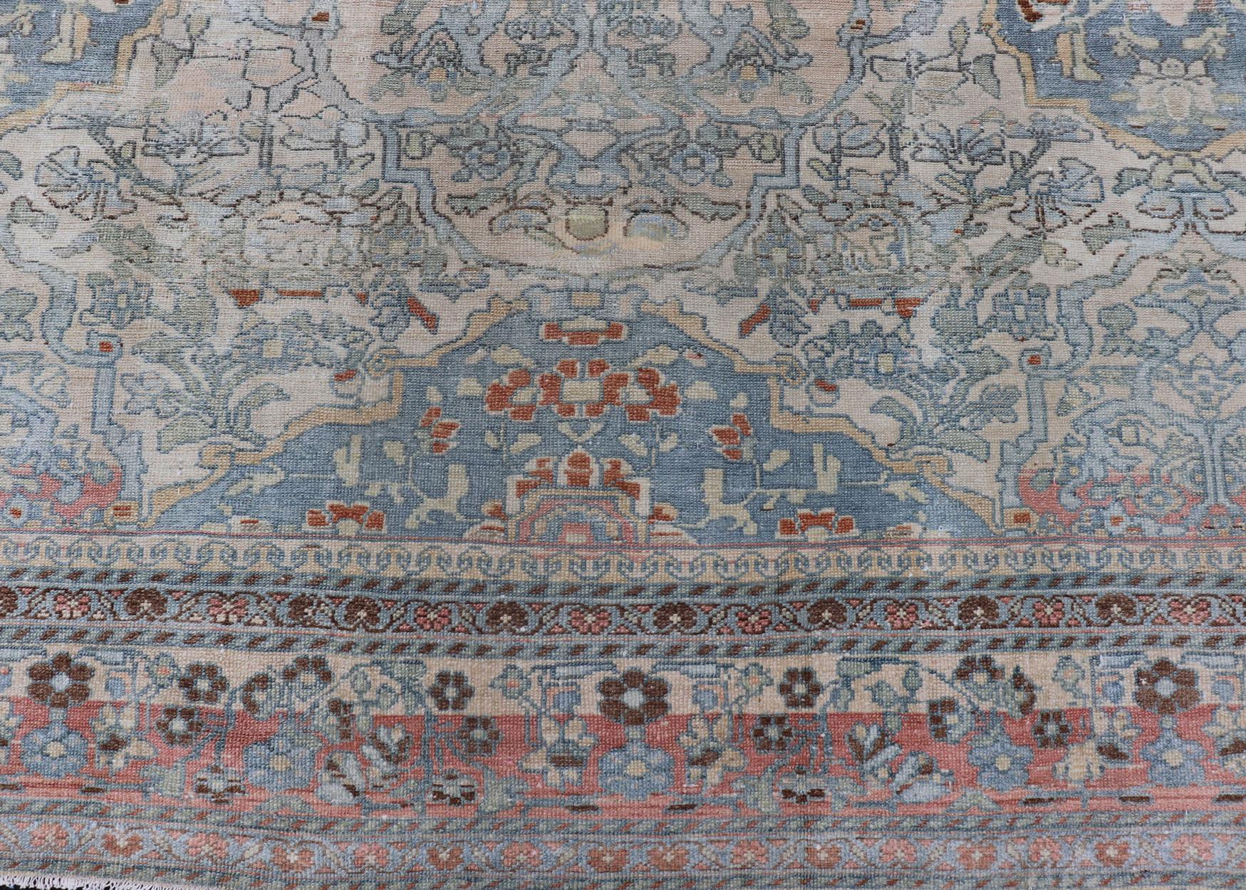 Tapis persan ancien Bakhtiari avec médaillons à fleurs sur toute la surface et motifs géométriques Bon état - En vente à Atlanta, GA