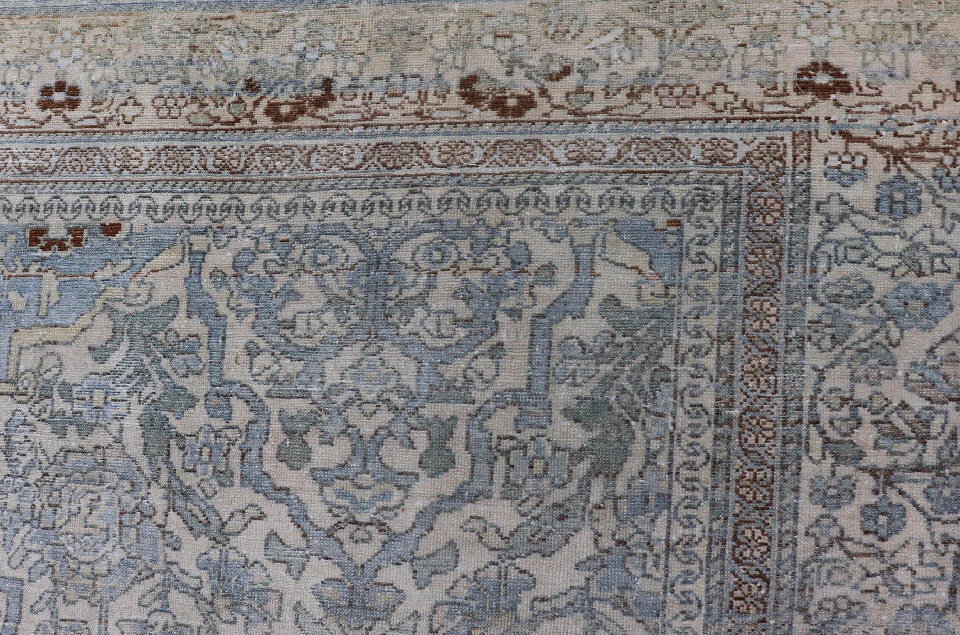 Tapis persan ancien Bakhtiari avec médaillons à fleurs sur toute la surface et motifs géométriques en vente 1