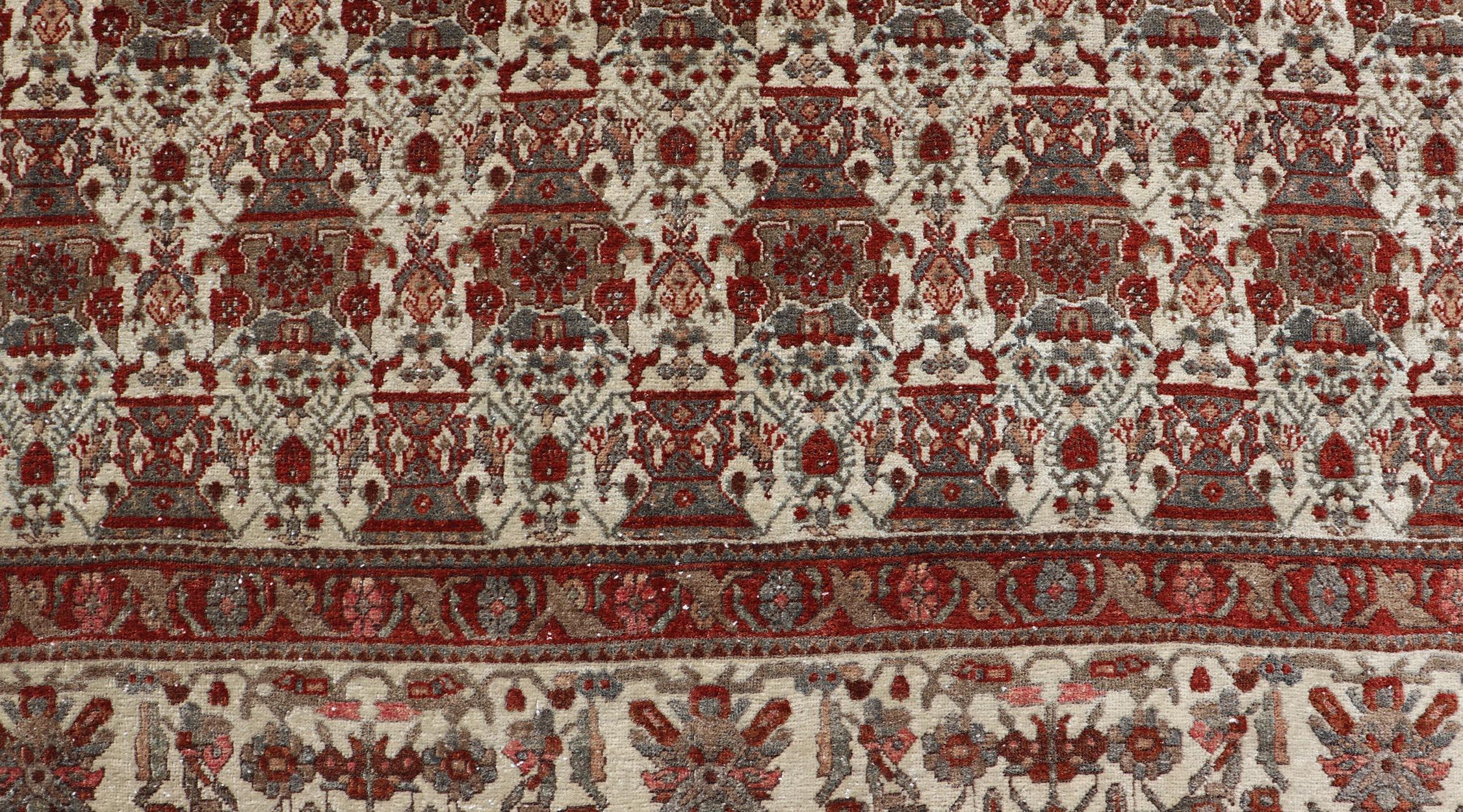 Tapis persan ancien Bakhtiari avec un élégant motif floral sur toute sa surface 6'7 x 9'9 en vente 3