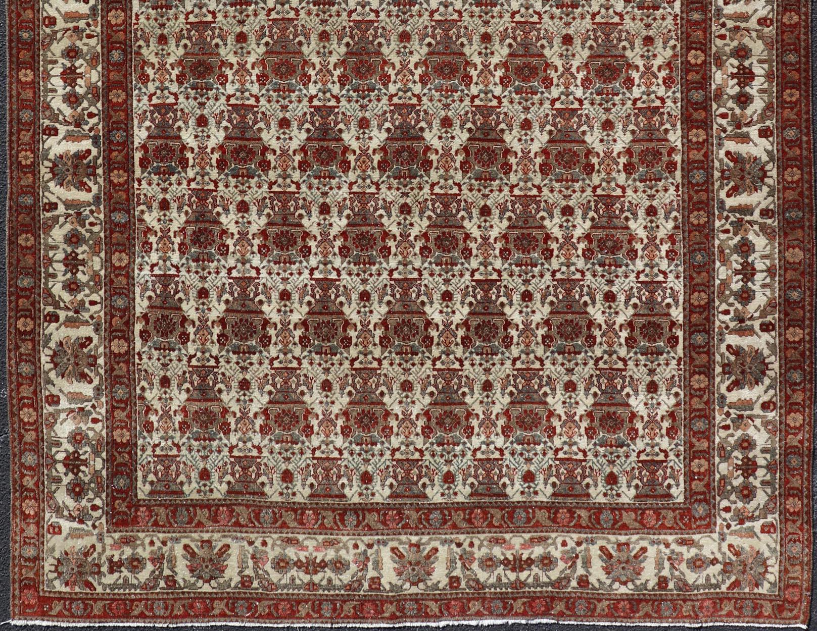 Tribal Tapis persan ancien Bakhtiari avec un élégant motif floral sur toute sa surface 6'7 x 9'9 en vente