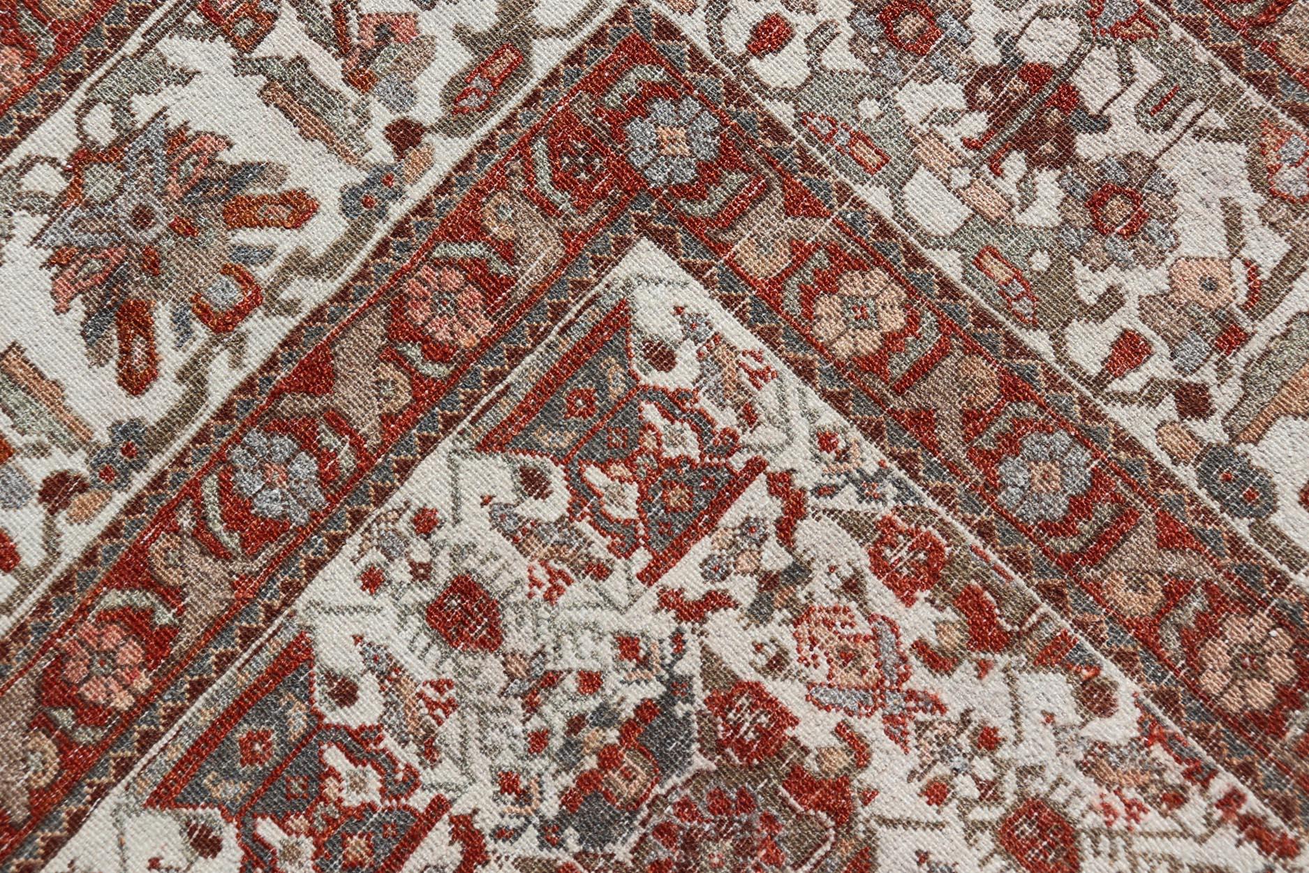 Perse Tapis persan ancien Bakhtiari avec un élégant motif floral sur toute sa surface 6'7 x 9'9 en vente