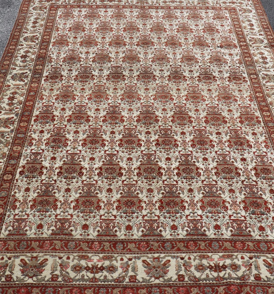 Tapis persan ancien Bakhtiari avec un élégant motif floral sur toute sa surface 6'7 x 9'9 Excellent état - En vente à Atlanta, GA