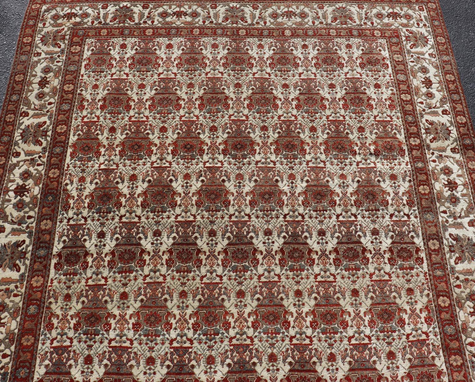 Laine Tapis persan ancien Bakhtiari avec un élégant motif floral sur toute sa surface 6'7 x 9'9 en vente