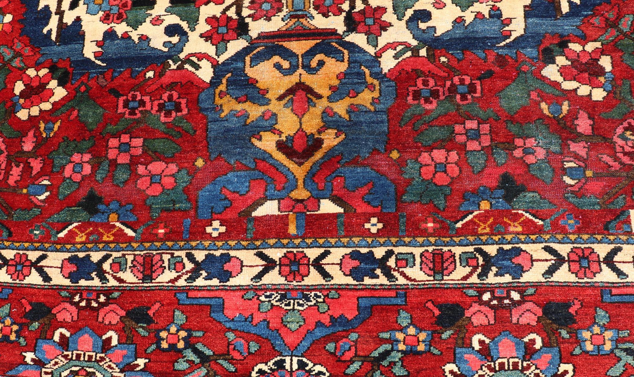 Misure: 9'11 x 11'7 
Antico tappeto persiano Bakhtiari con un audace disegno grafico in rosso intenso 9'11 x 11'7. Keivan Woven Arts/ tappeto/B25-0406-119, paese d'origine/tipo: Iran / Bakhtiari, circa 1930.

Un eccezionale tappeto antico persiano