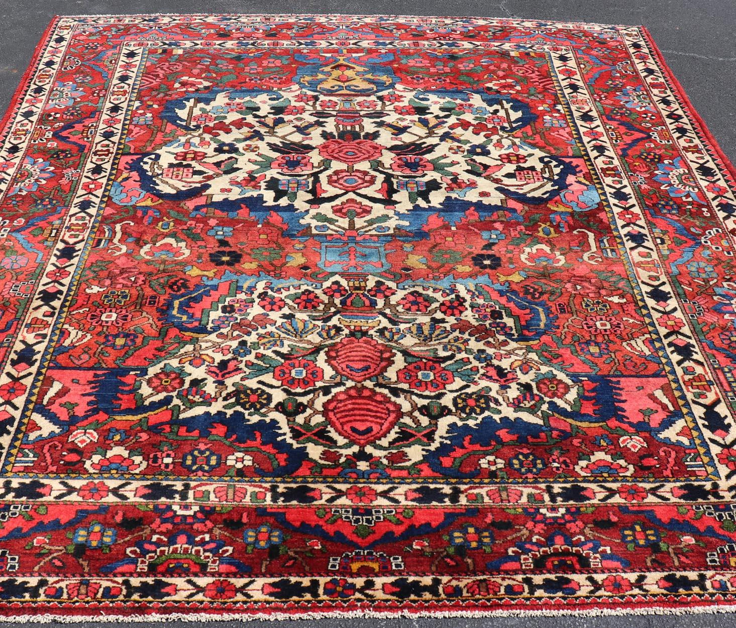 Bakshaish Antico tappeto persiano Bakhtiari con un audace disegno grafico in rosso intenso 9'11 x 11'7 in vendita