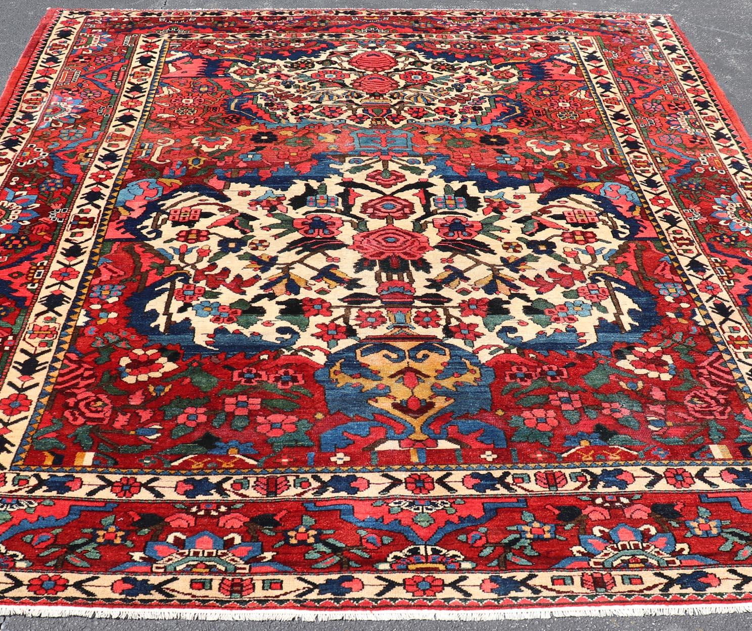 Antico tappeto persiano Bakhtiari con un audace disegno grafico in rosso intenso 9'11 x 11'7 in vendita 1