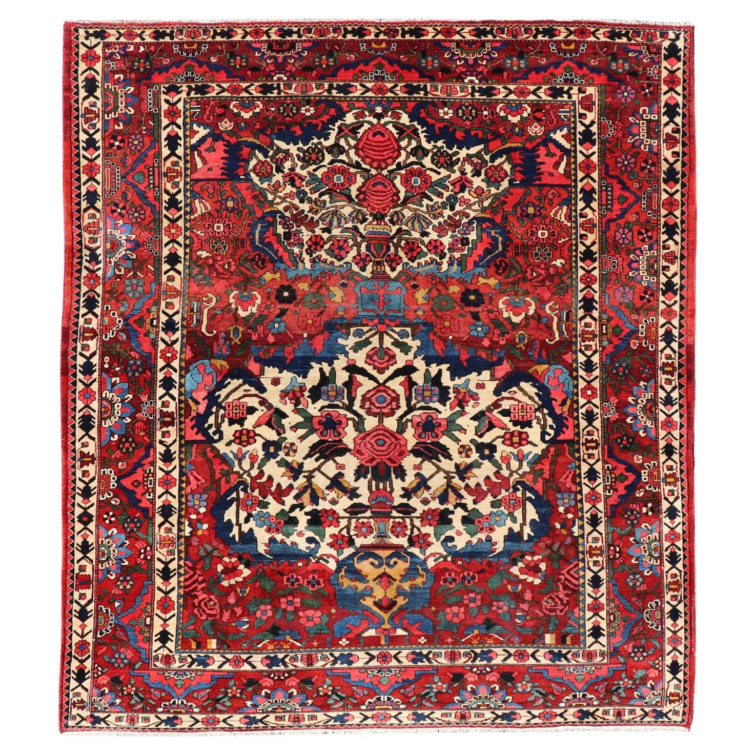 Antico tappeto persiano Bakhtiari con un audace disegno grafico in rosso intenso 9'11 x 11'7 in vendita