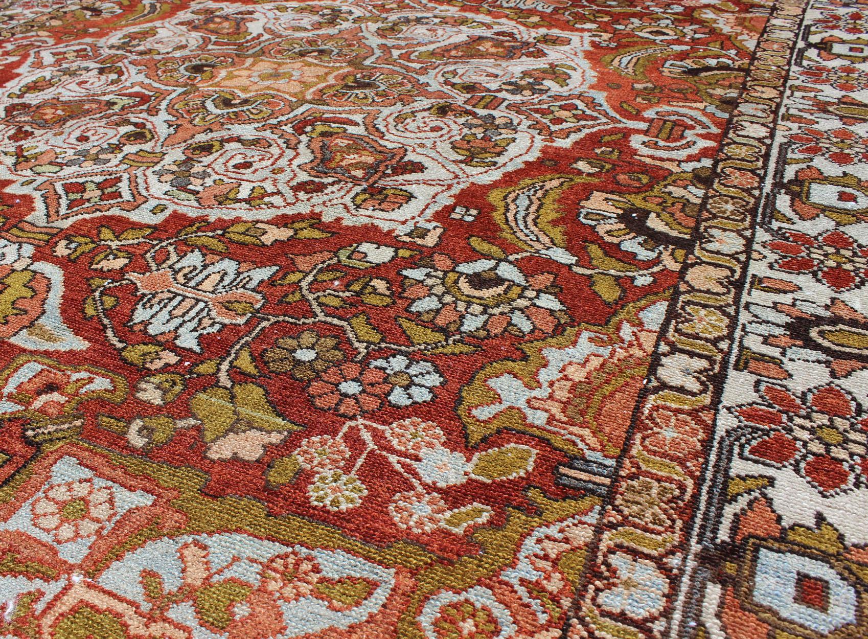 Antiker persischer Bachtiari-Teppich mit klassischem, verschnörkeltem Medaillonmuster in der Mitte. Teppich/11-80703, antik Bakhtiari

Dieser mehrfarbige persische Bachtiari-Teppich aus dem Iran des frühen 20. Jahrhunderts zeichnet sich durch