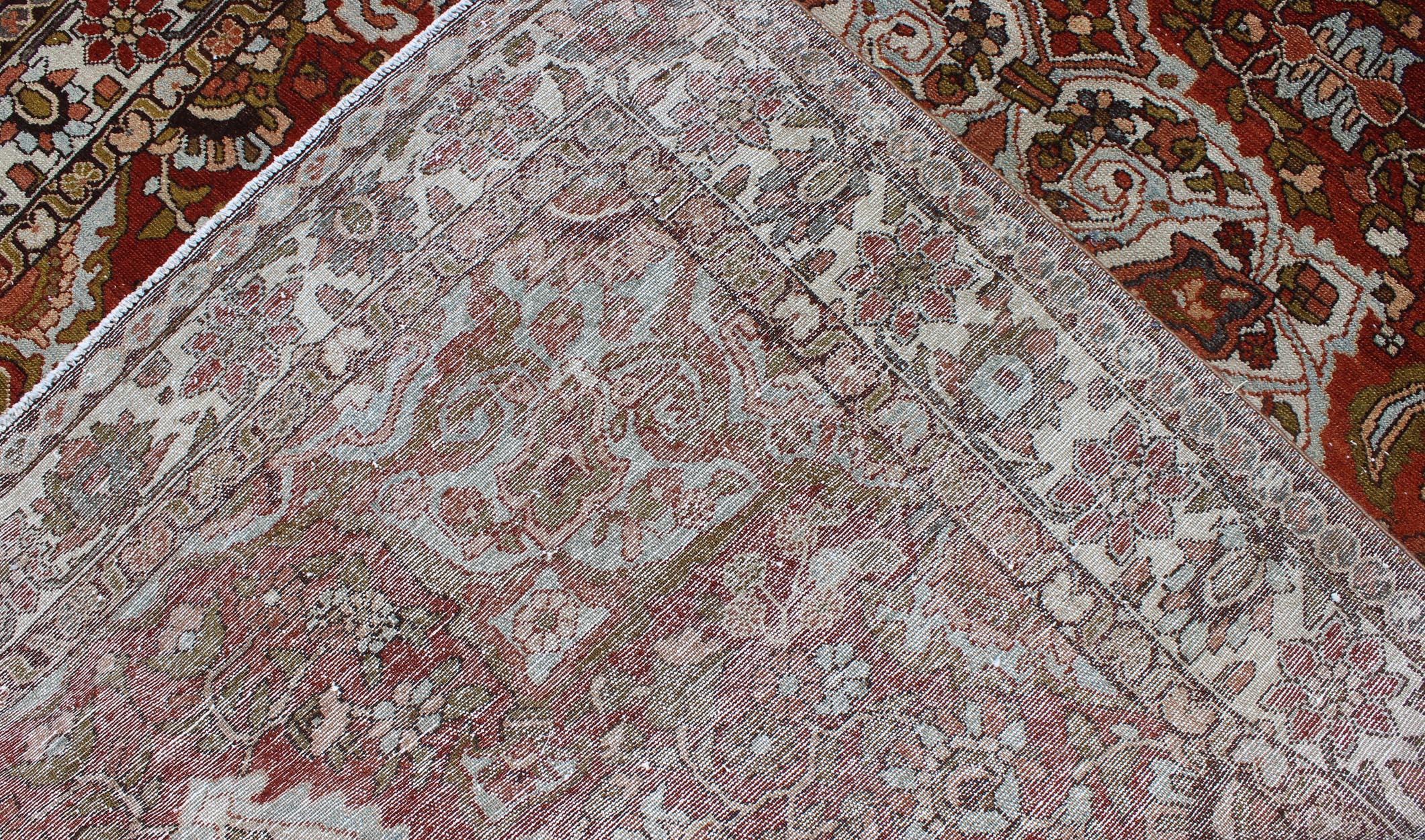 Antiker persischer Bakhtiari-Teppich mit klassischem, verschnörkeltem Mittelmedaillon-Design (Persisch) im Angebot