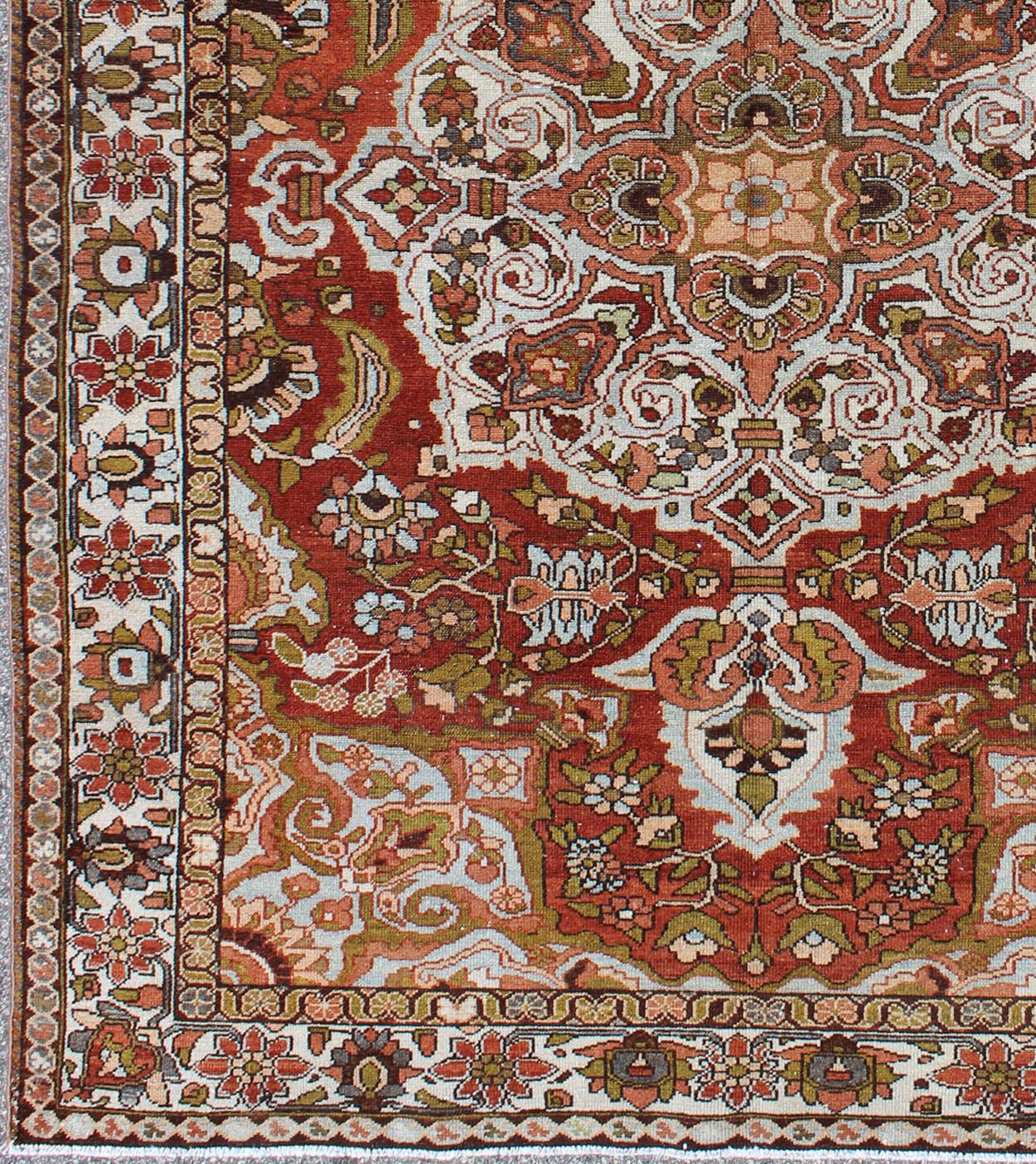 Antiker persischer Bakhtiari-Teppich mit klassischem, verschnörkeltem Mittelmedaillon-Design (Handgeknüpft) im Angebot