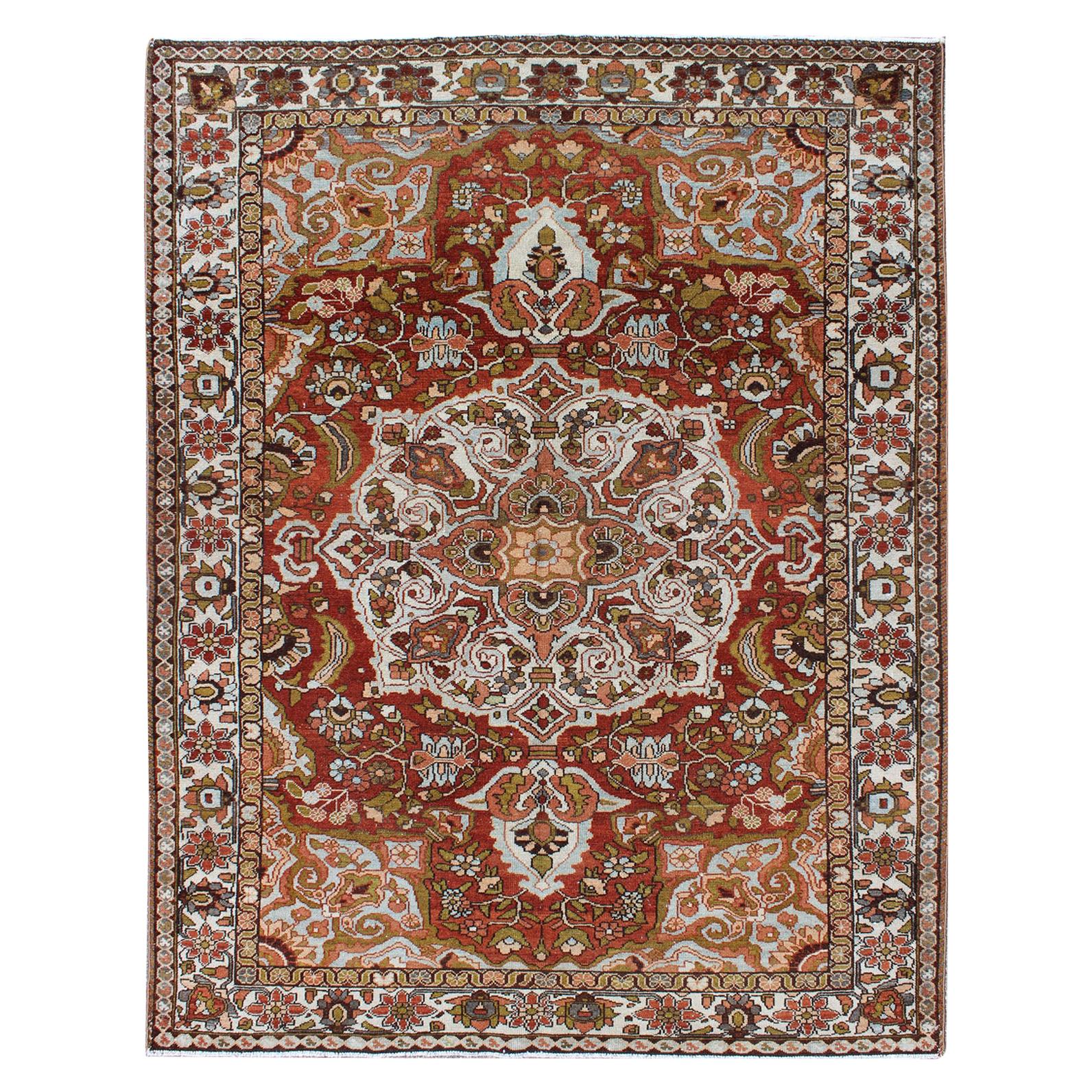 Tapis persan ancien Bakhtiari avec motif classique de médaillon central orné