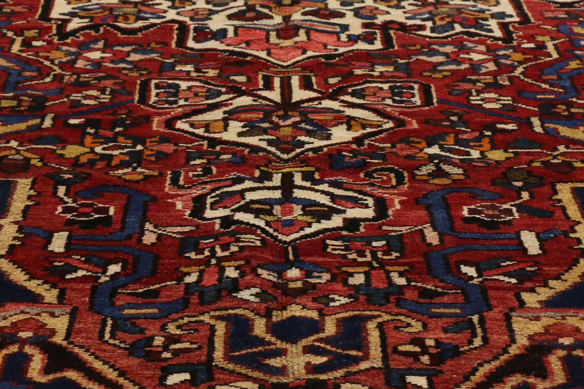 Persischer Bakhtiari-Teppich von 1910 mit englischem Landhausstil im Zustand „Gut“ im Angebot in Dallas, TX